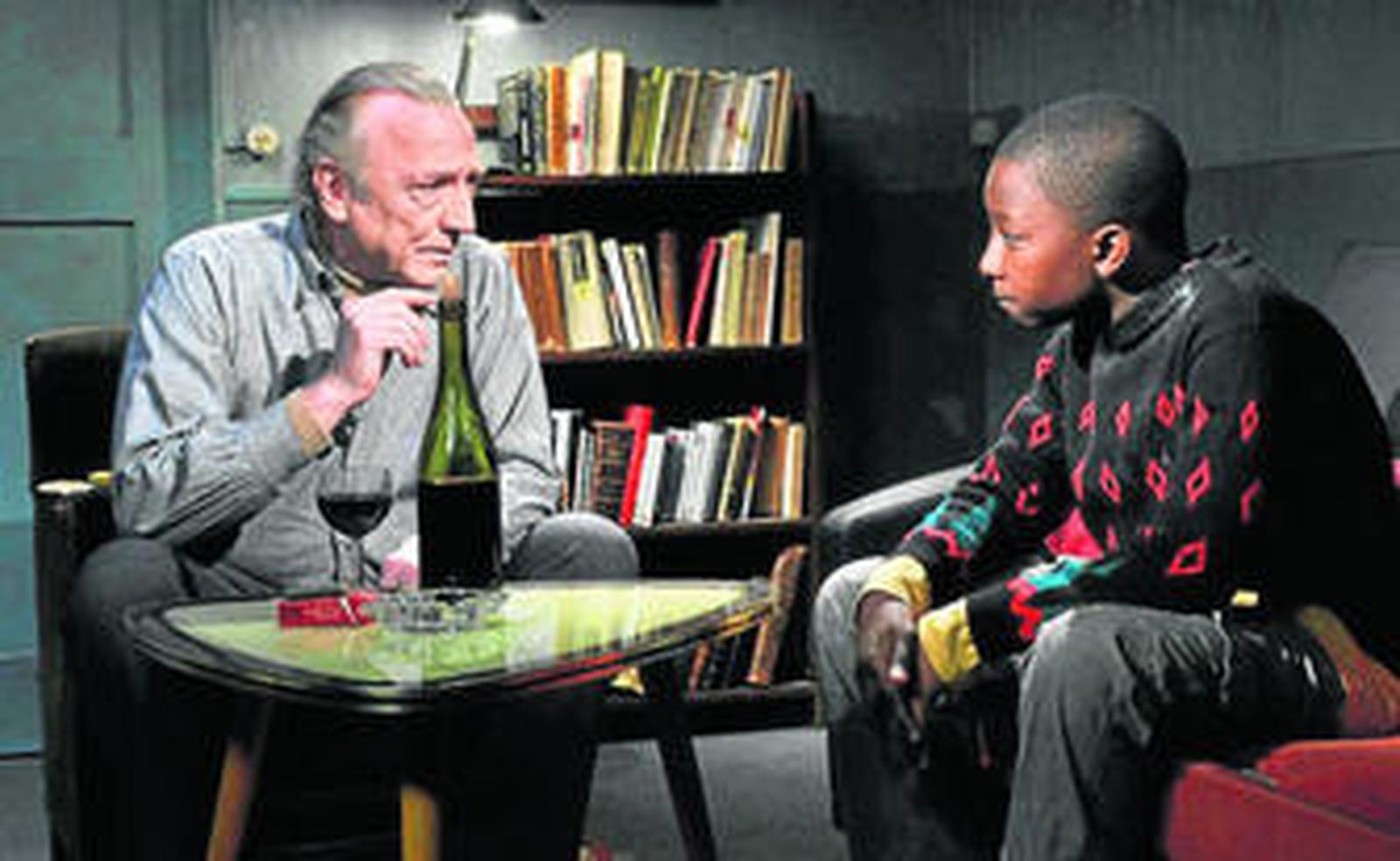 André Wilms y el niño Blondin Miguel en una imagen de 'Le Havre', de largo, la mejor película del festival.