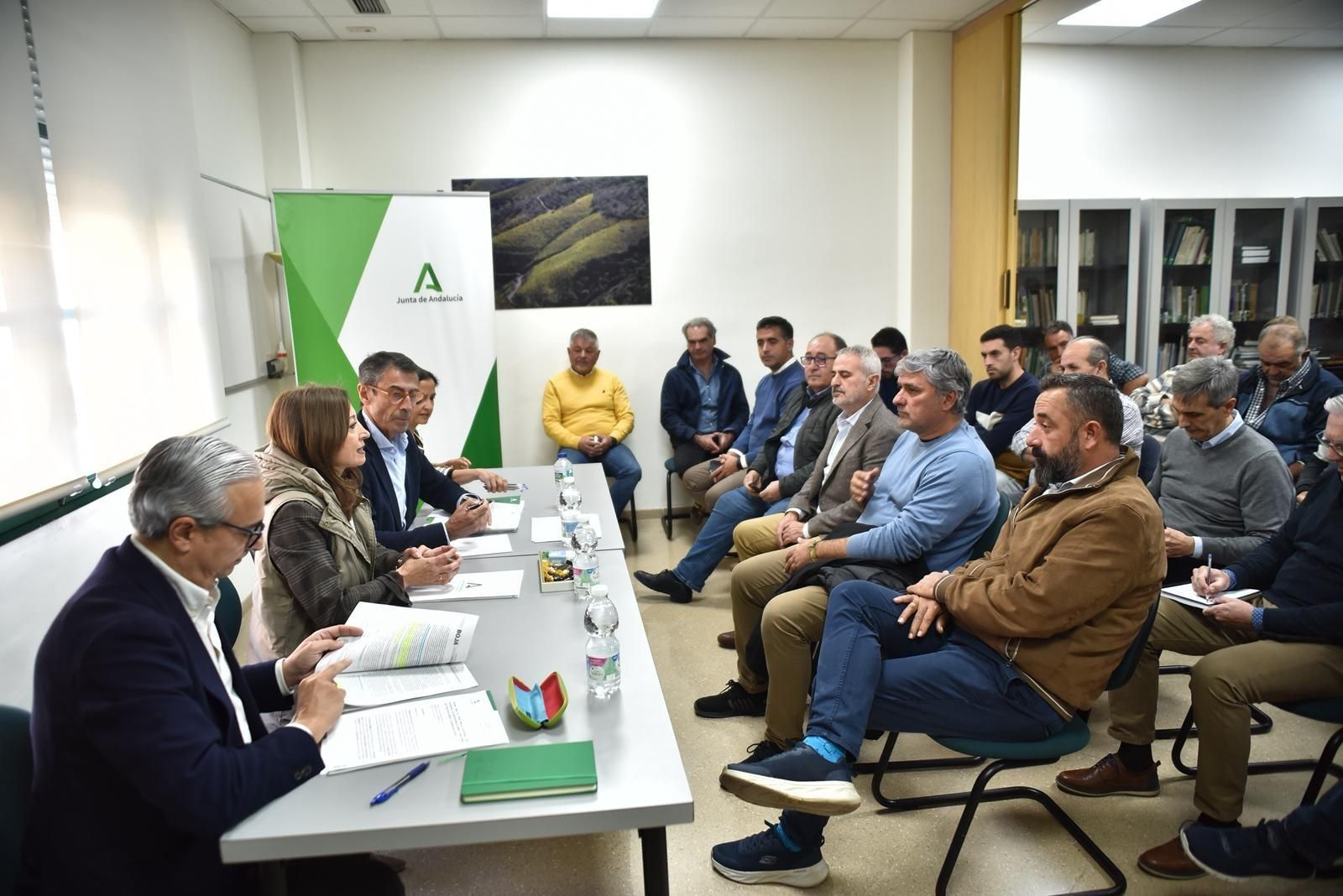 Navarro y Fernández Tapia durante su reunión con los agricultores y ganaderos.