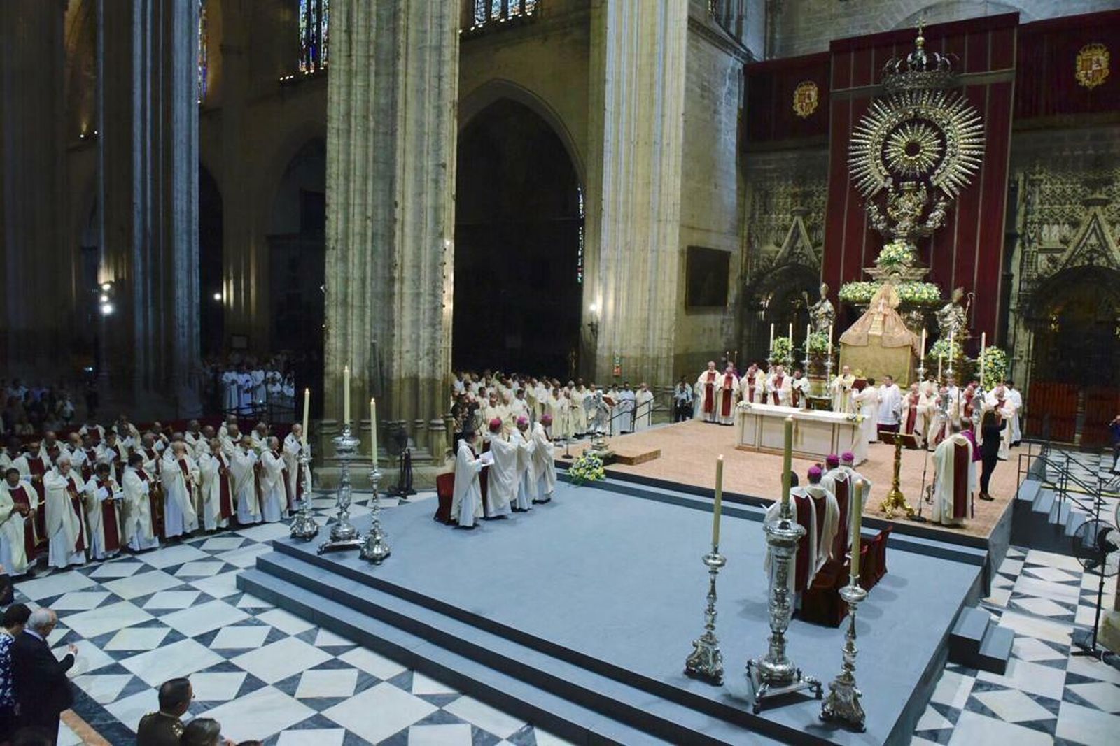 Misa celebrada en al Altar del Jubileo de la Catedral.