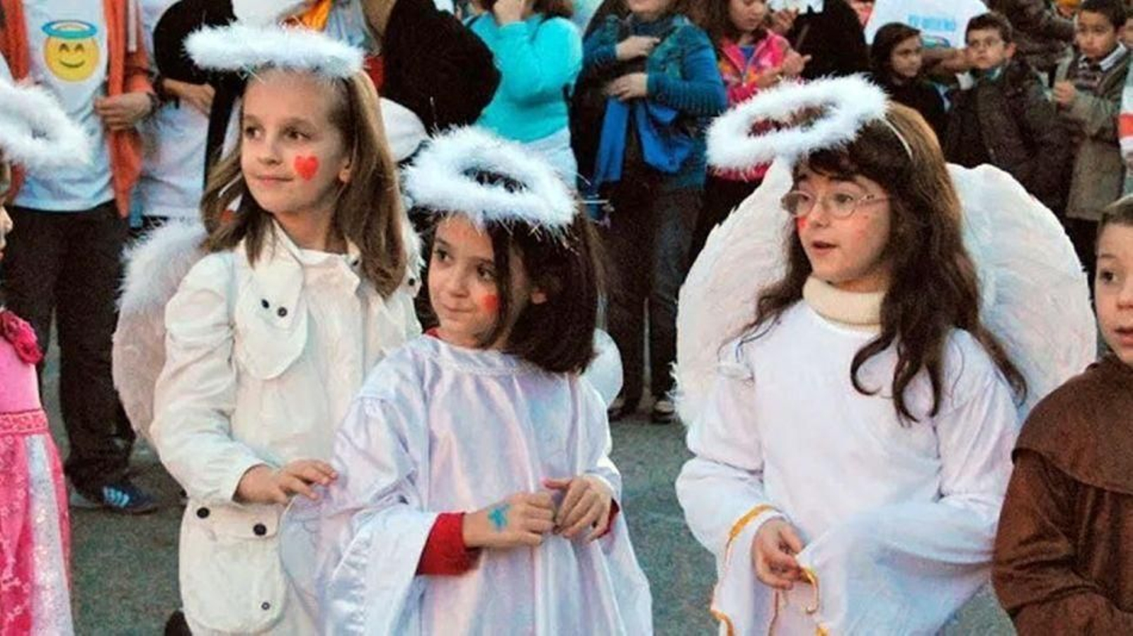 Niños vestido para la ocasión de 'Holywins' Niños vestido para la ocasión de 'Holywins'