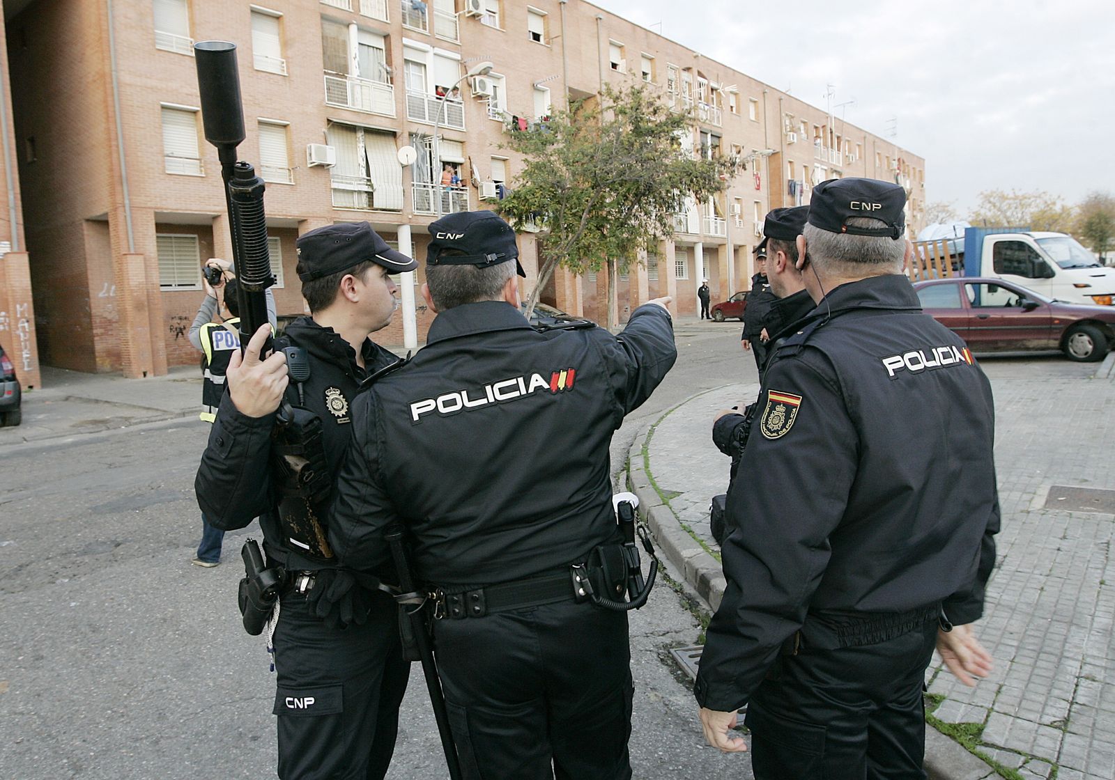 Agentes de la Policía Nacional durante una actuación en el barrio de Las Palmeras.