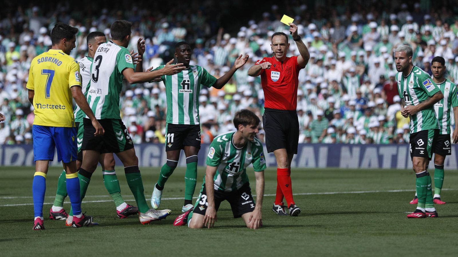 Cuadra Fernández le muestra la tarjeta amarilla a Miranda tras cometer el penalti.