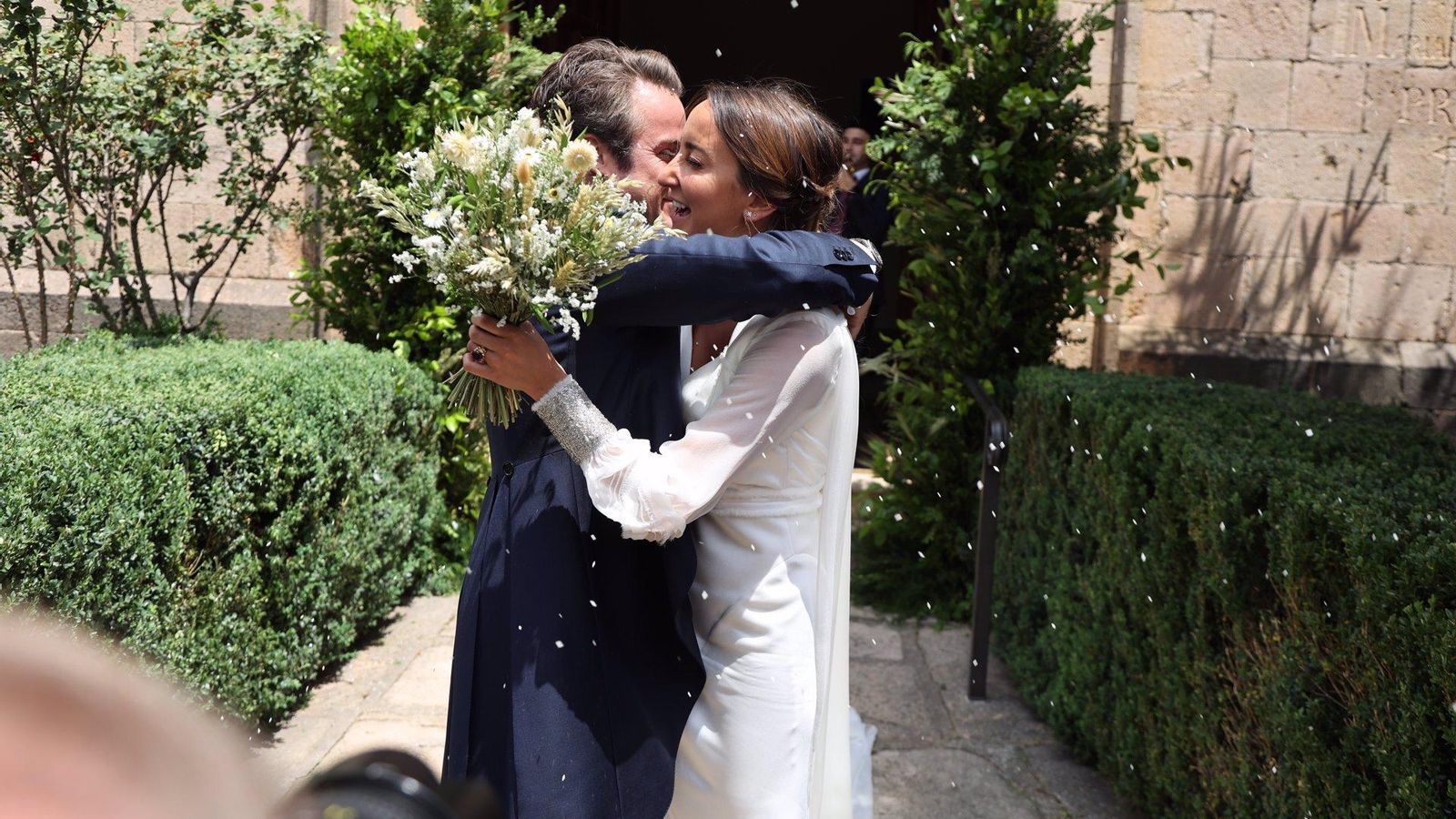 Lucía Pombo se abraza con su marido