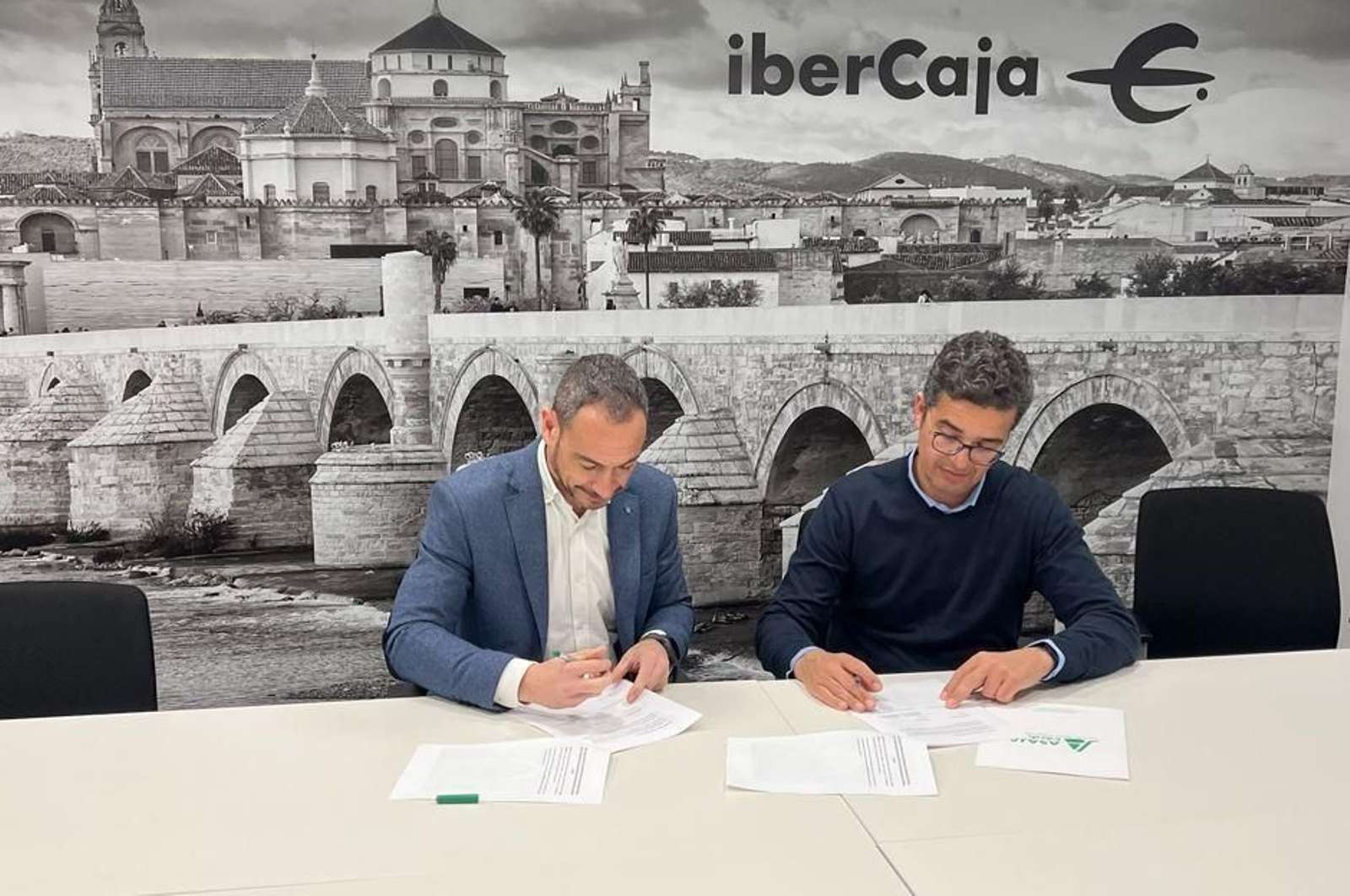 Firma del acuerdo entre Ibercaja y Asaja Córdoba. Firma del acuerdo entre Ibercaja y Asaja Córdoba.