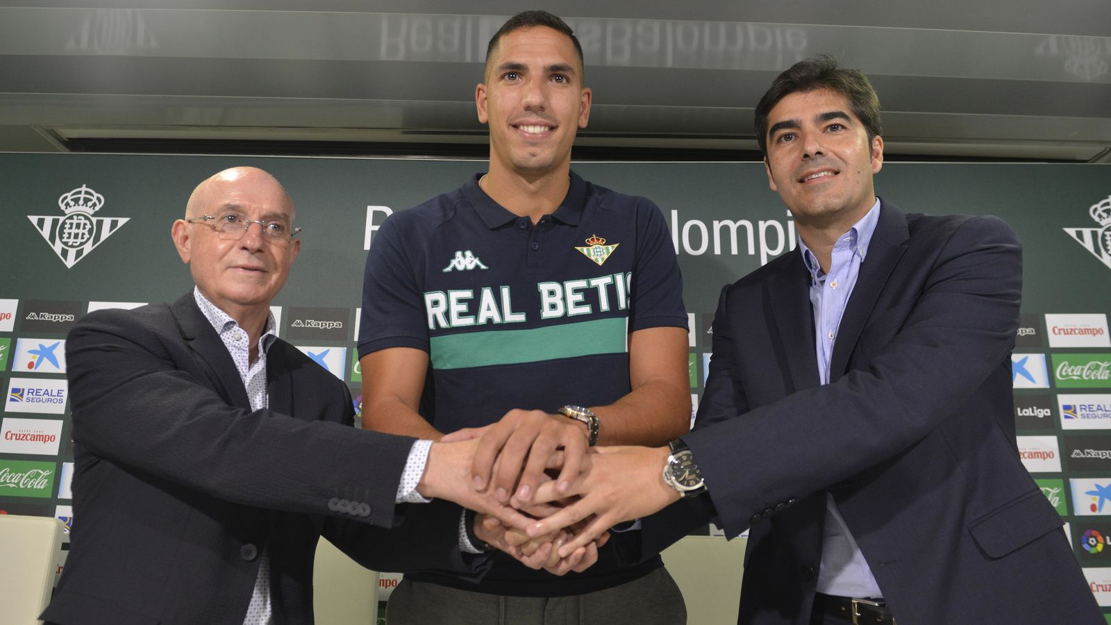 Joel Robles, escoltado por Lorenzo Serra Ferrer y Ángel Haro.