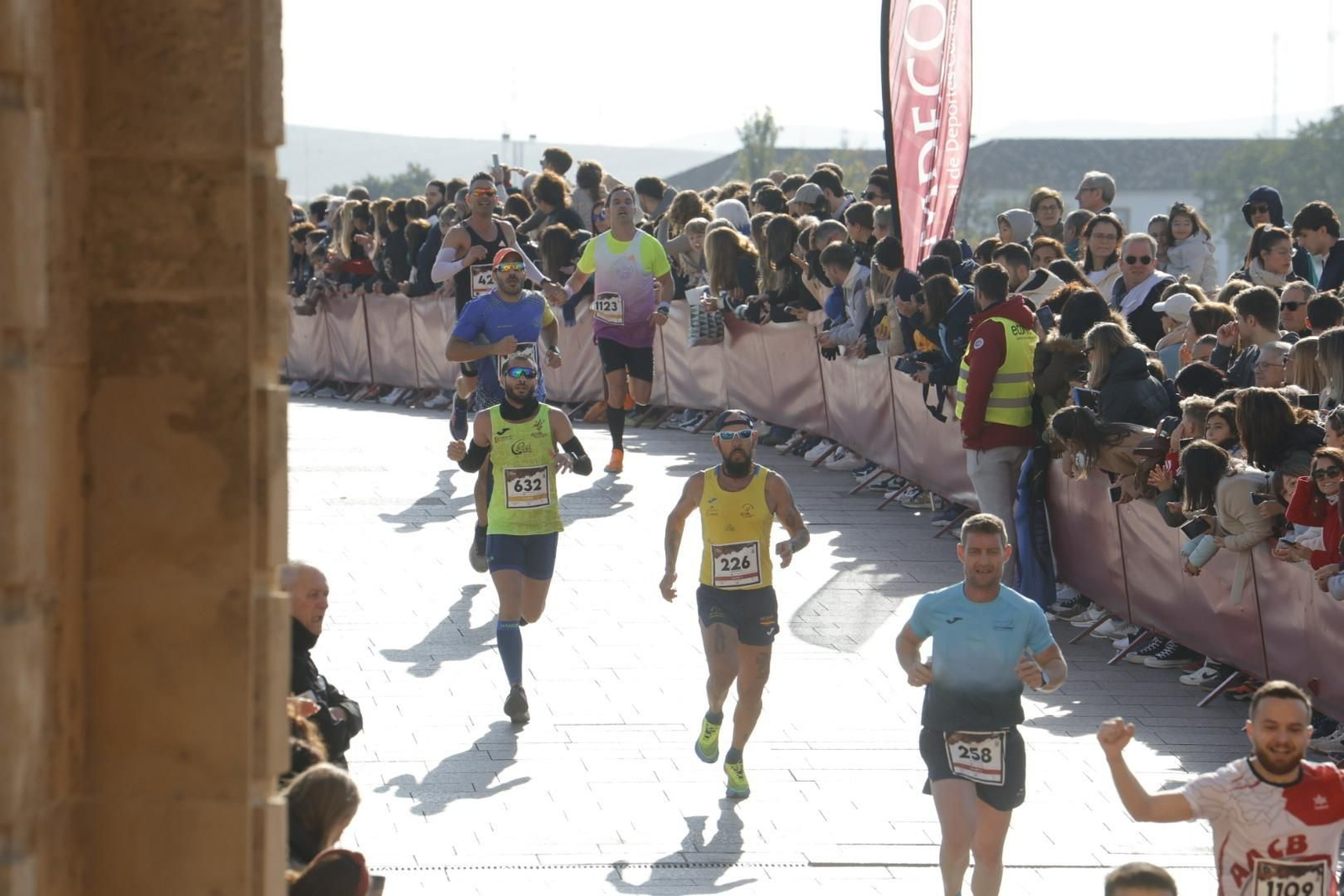 Media Maratón de Córdoba 2023: La gloria de cruzar la Puerta del Puente, en imágenes