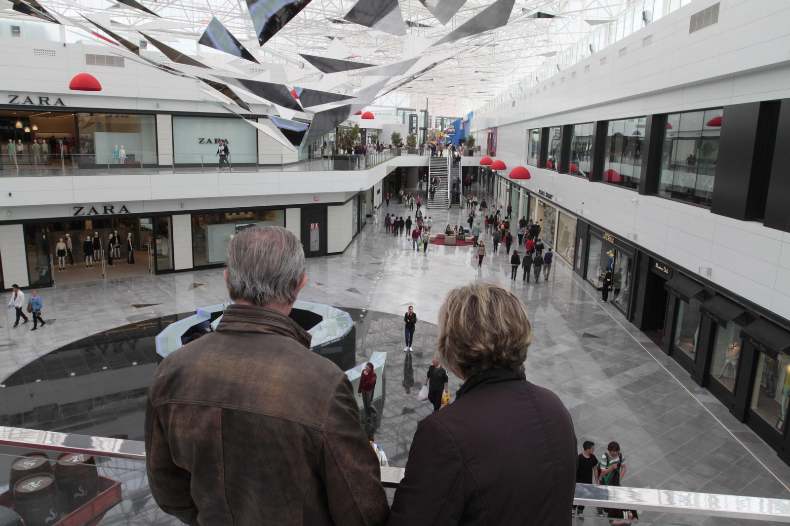Guía de normas y prohibiciones de la Junta en Granada: cierre de centros comerciales y se salva la comida a domicilio