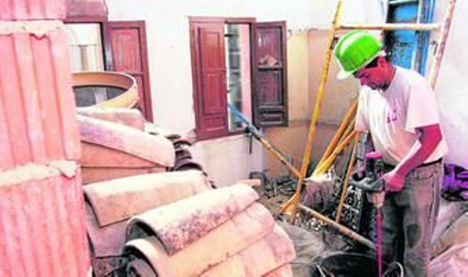 Un albañil, trabajando en la reforma de una casa.