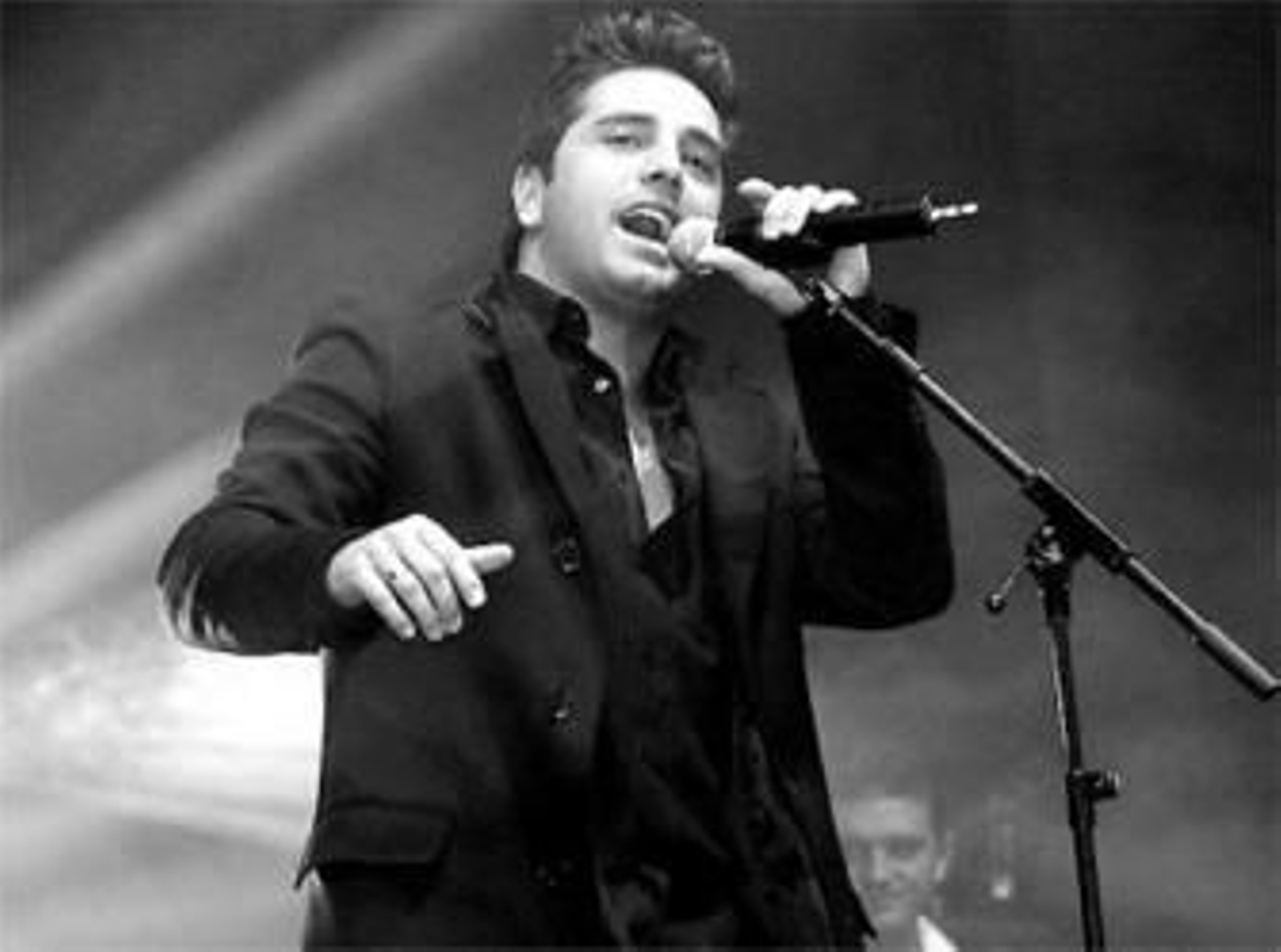 1. David Bustamante. / 2. Pastora Soler. / 3. Tamara. / 4. El cantante asturiano Diego Martín se presenta como el plato fuerte del concierto navideño de Cadena Dial en el Martín Carpena y vestirá de largo su segundo disco, 'Puntos suspensivos', del que interpretará temas como 'Todo se parece a ti' y 'Hasta que llegue a enloquecer', en compañía de una sólida banda y de un concepto plenamente rockero de puesta en escena.