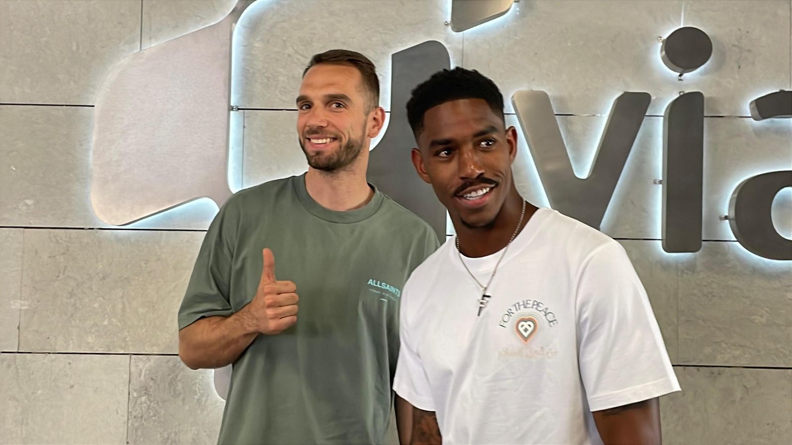Pau López y Junior Firpo posan tras pasar el reconocimiento médico este lunes.