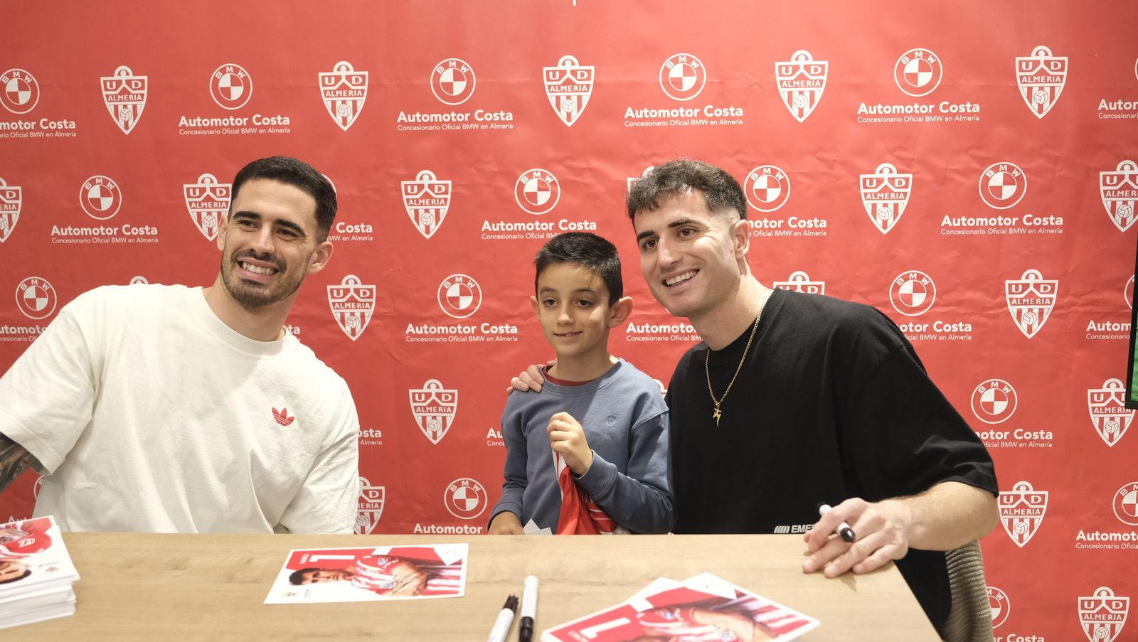 Jon Mocillo y Miguel de la Fuente firman autógrafos en Automotor Costa BMW