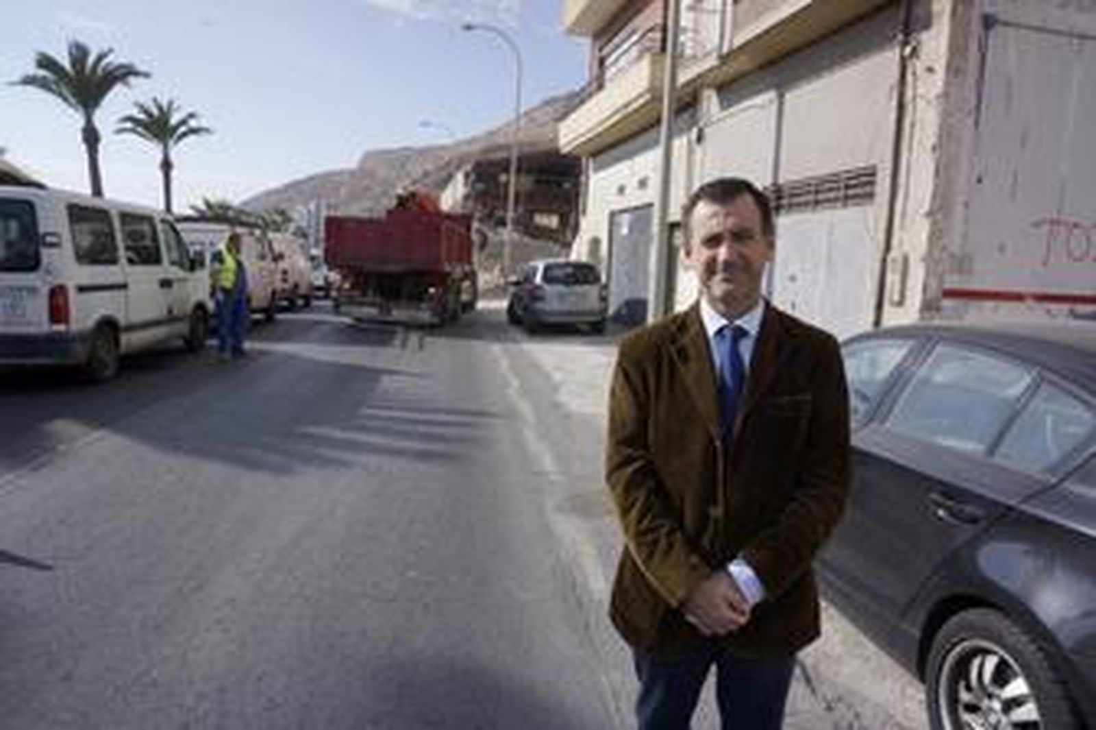 El Ayuntamiento supervisa la demolición de Talleres Asca, en la entrada por Pescadería