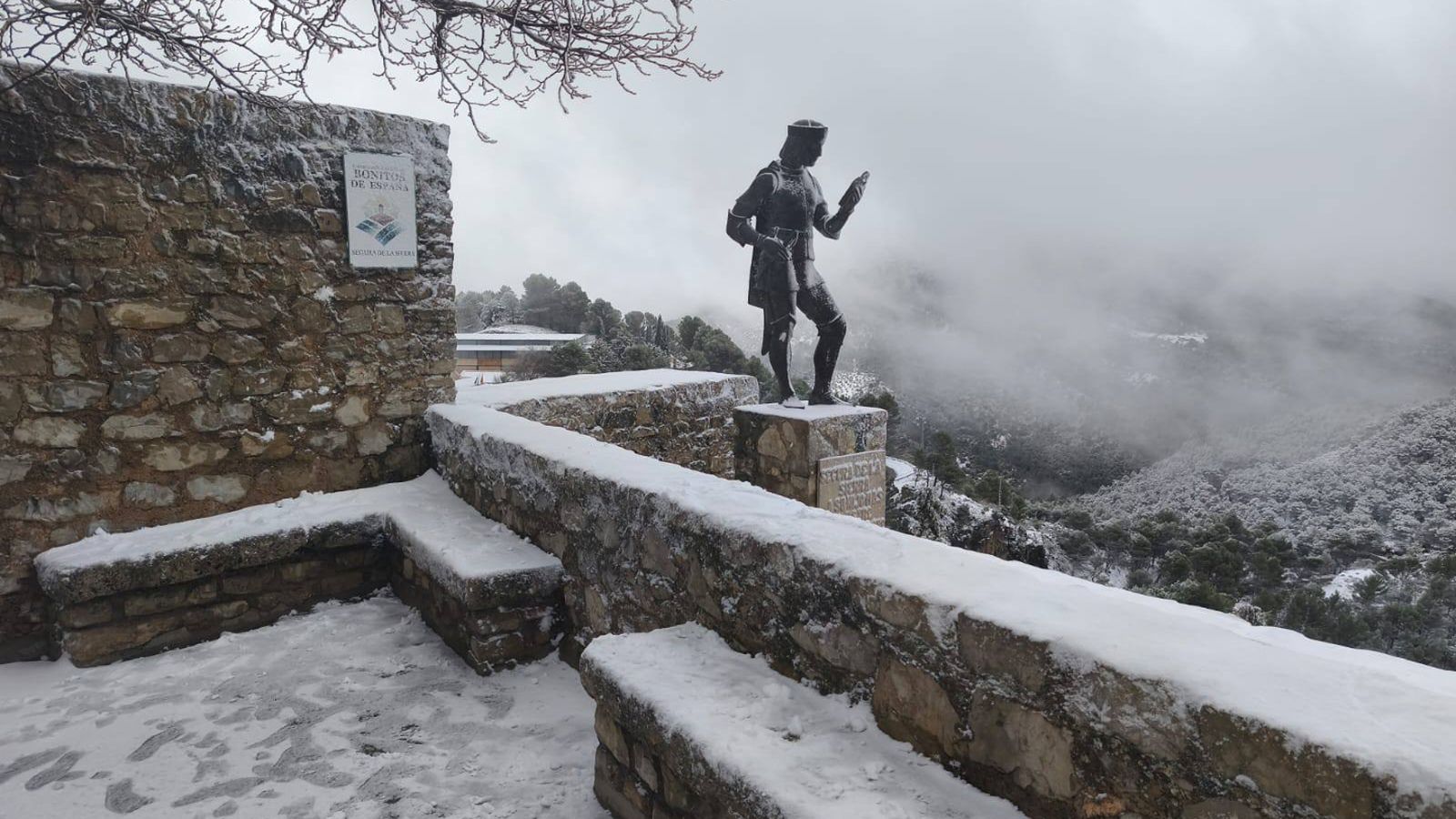 La icónica estatua de Jorge Manrique amanece nevada en plena borrasca en Segura de la Sierra.