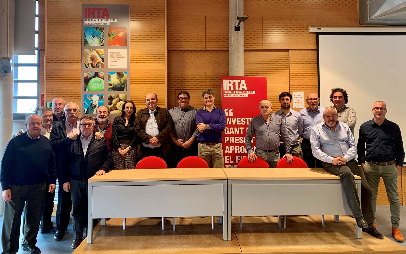 Miembros de Aeofruse-Española de OPFH de Frutos Secos y Algarrobas, Almendrave-Spanish Almond Board, COAG, Cooperativas Agro-alimentarias de España y Descalmendra, en la reunión celebrada en la Escolla de Capacitació Mas Bové.