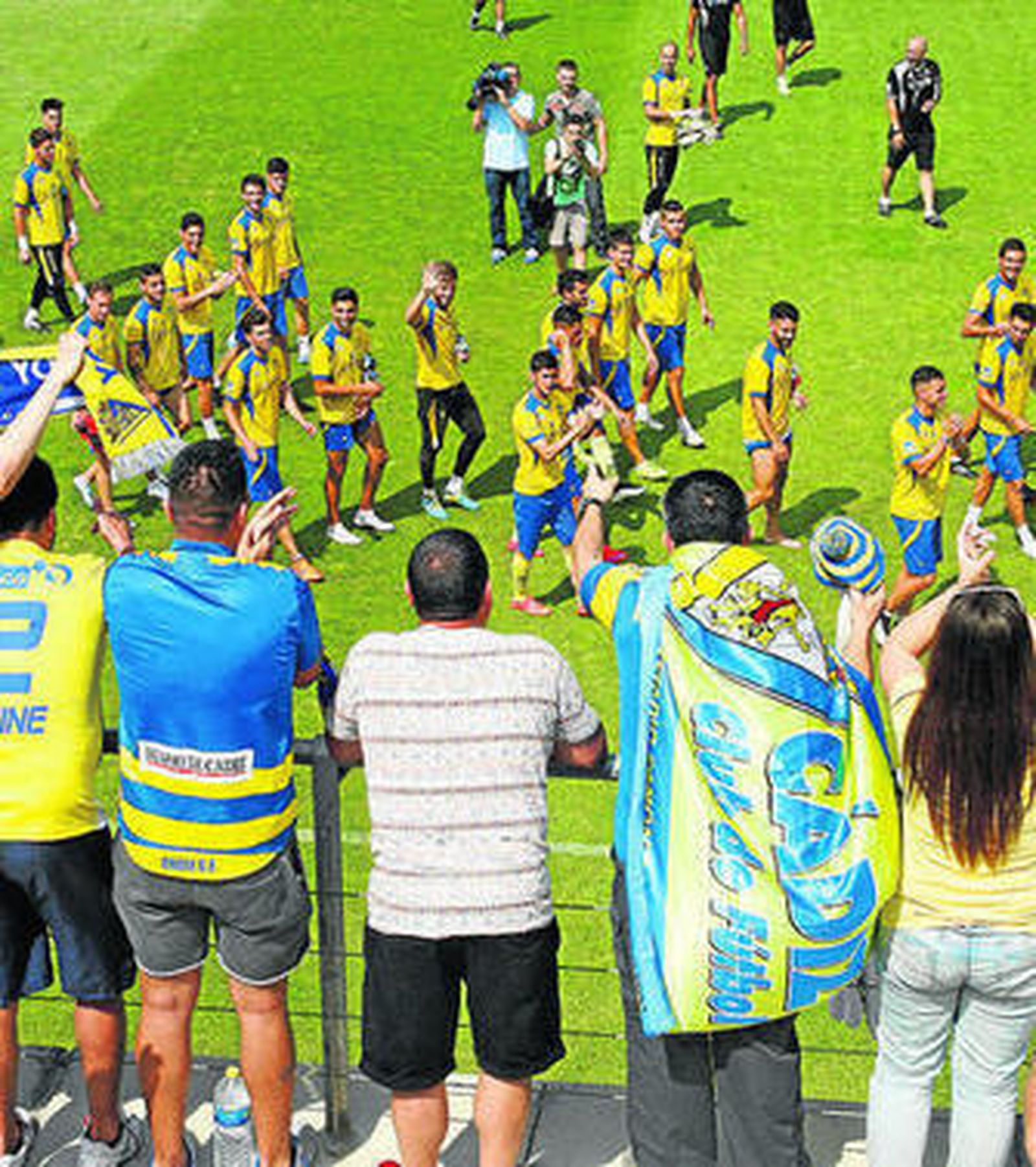 Aficionados cadistas, aplaudiendo al equipo en el entrenamiento de ayer.