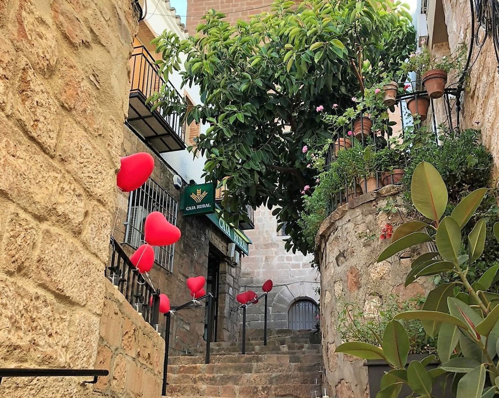 Las calles de Baños de la Encina se engalanan para recibir a los enamorados.