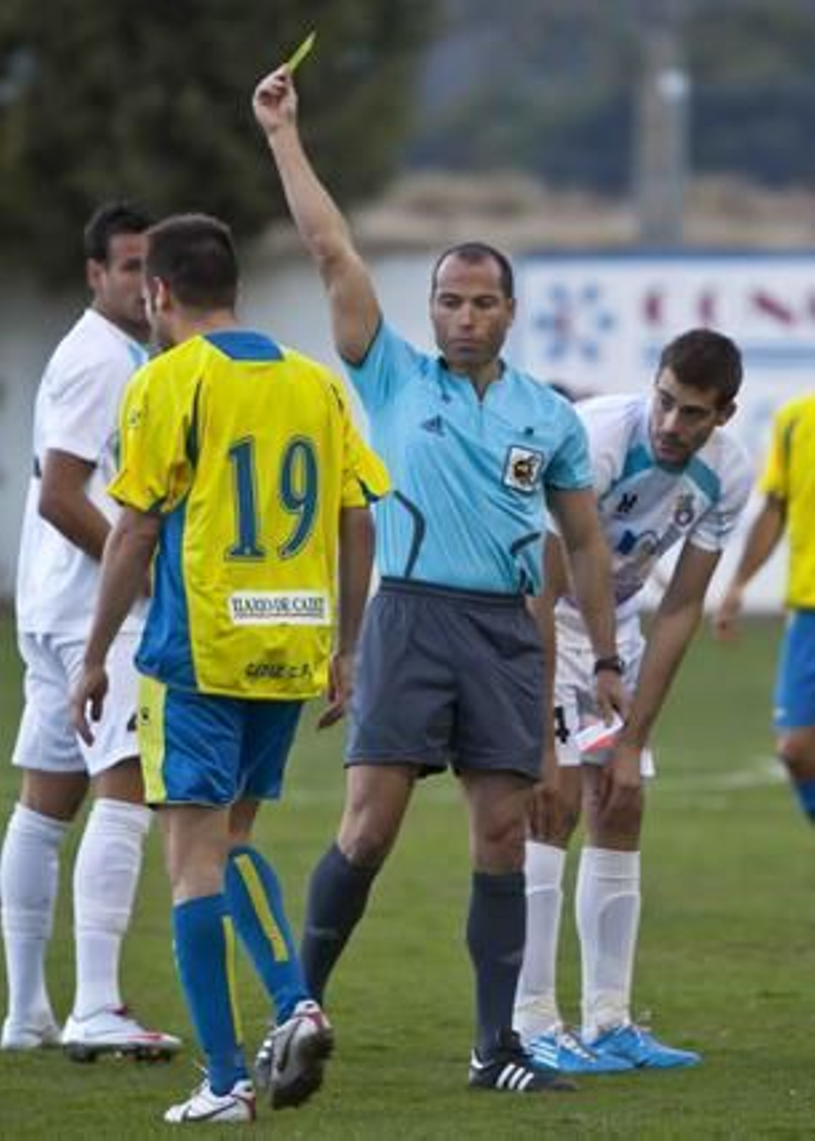 Un tanto de Pachón en el ´39 dio la victoria a los amarillos, que supieron mantener el marcador pese a las expulsiones de Aarón Bueno y Velasco 

Foto: Pascu Mendez/LOF