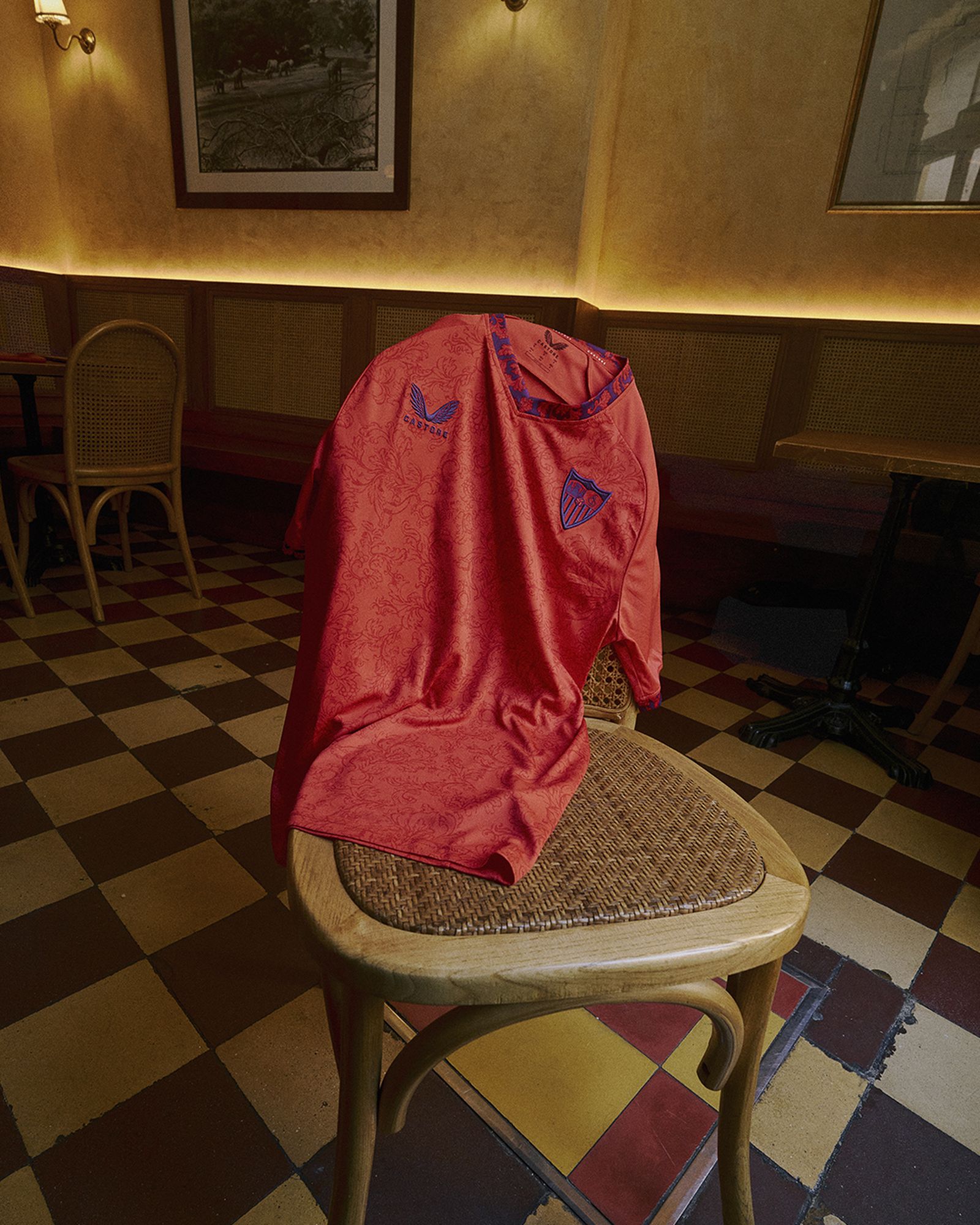 La camiseta roja se inspira en la Plaza de España.