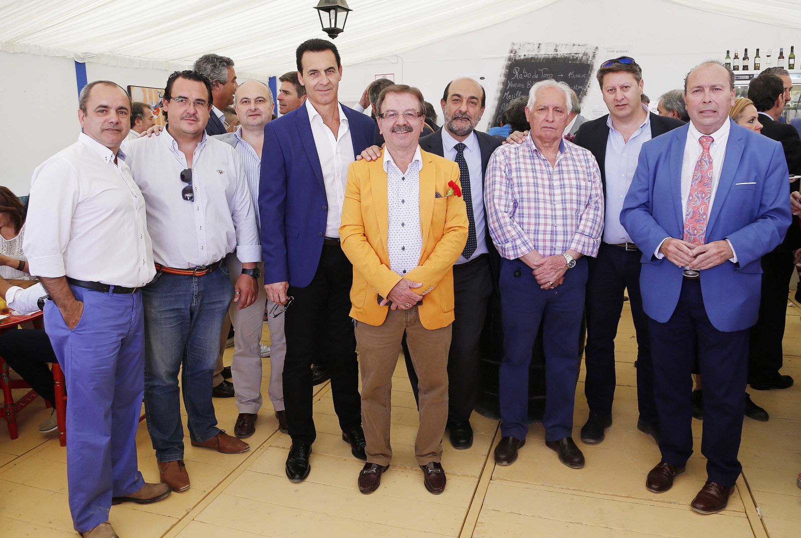 El candidato a las elecciones del Xerez DFC, Javier Gómez Vallecillo, junto a miembros de su candidatura como Manolo Ruiz y Rafael Navarro, de la empresa Ranabe, con Benjamín sánchez en la caseta del Diario