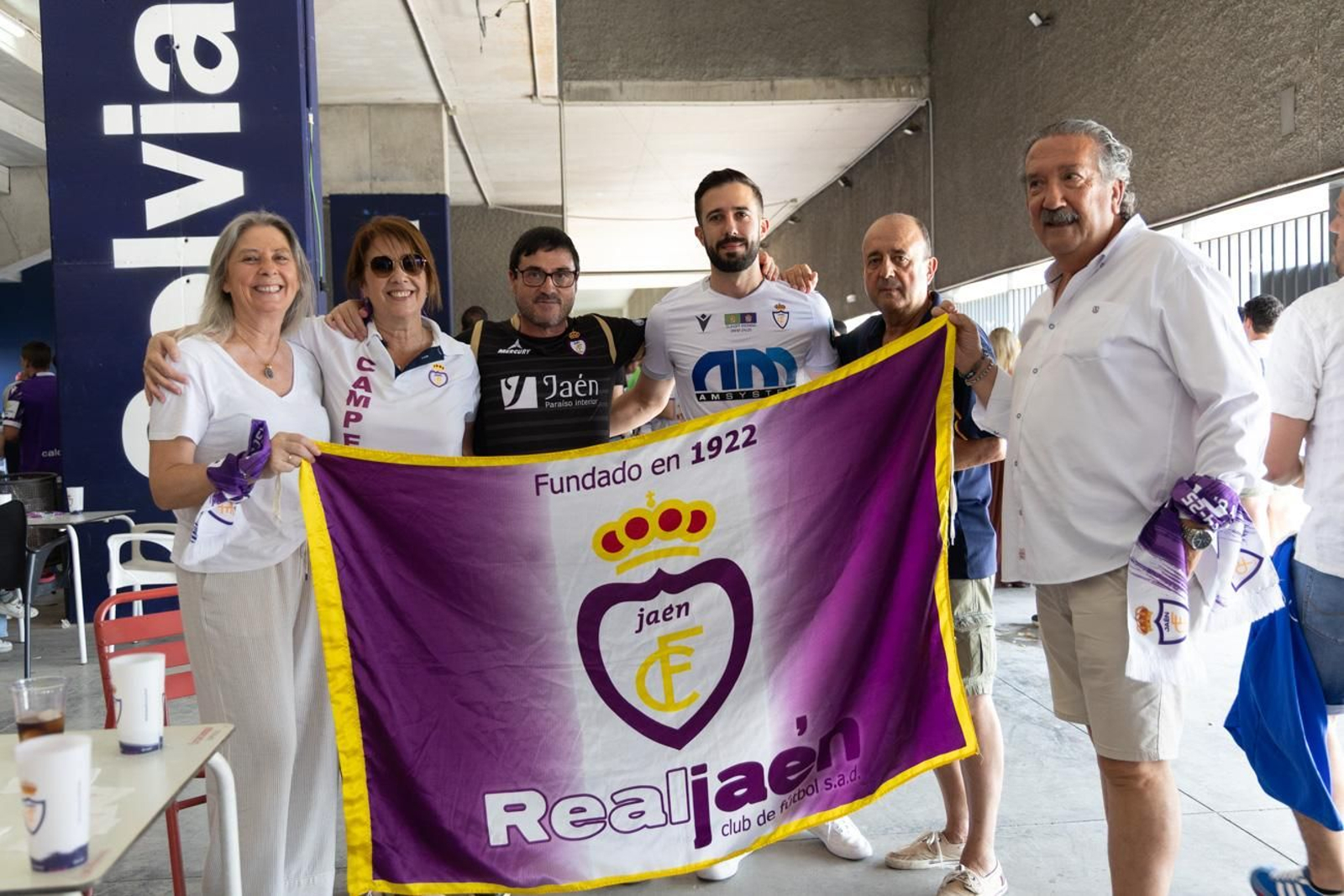 El épico recibimiento de la afición lagarta al Real Jaén, en imágenes