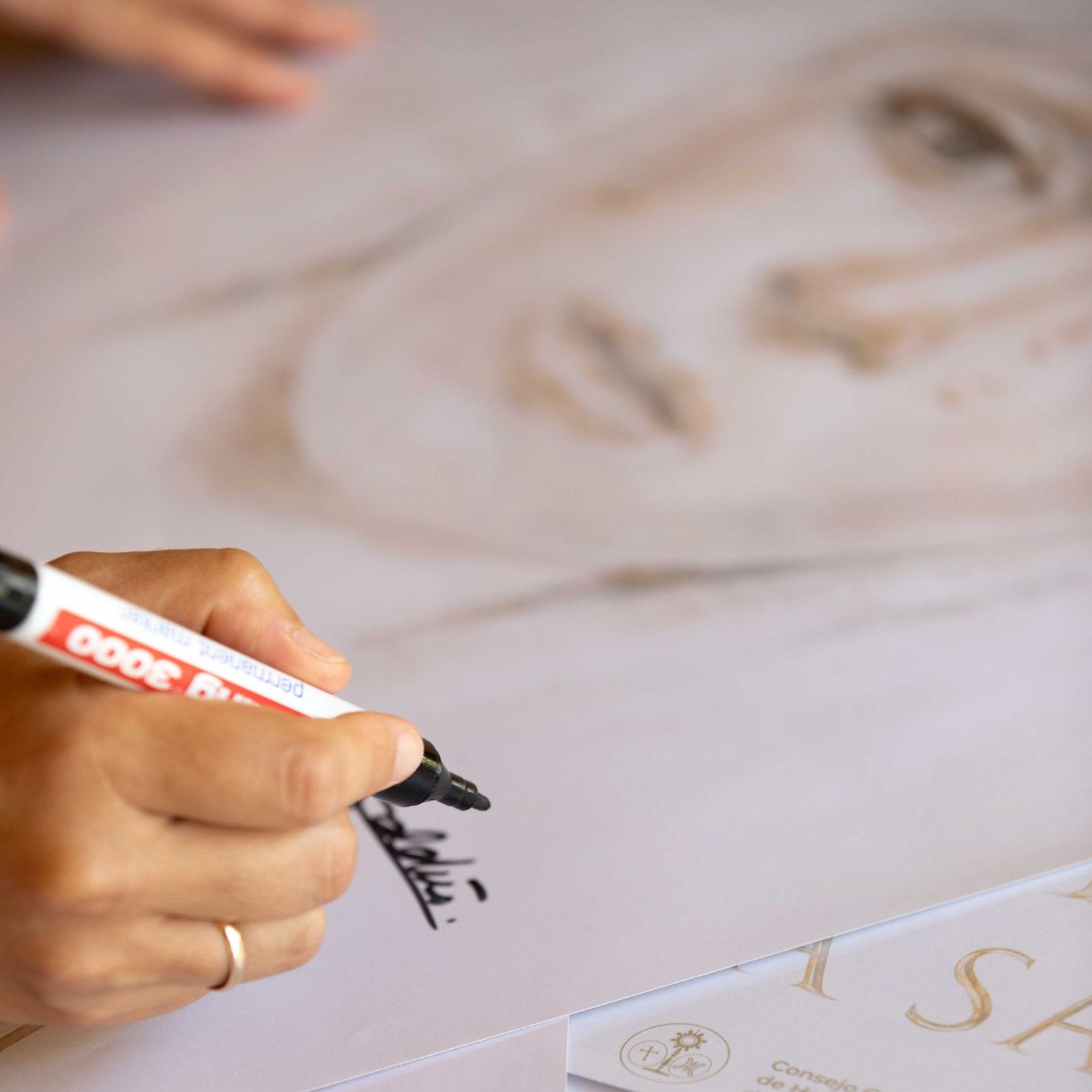 Virginia Saldaña firma el cartel de la Semana Santa de Sevilla.