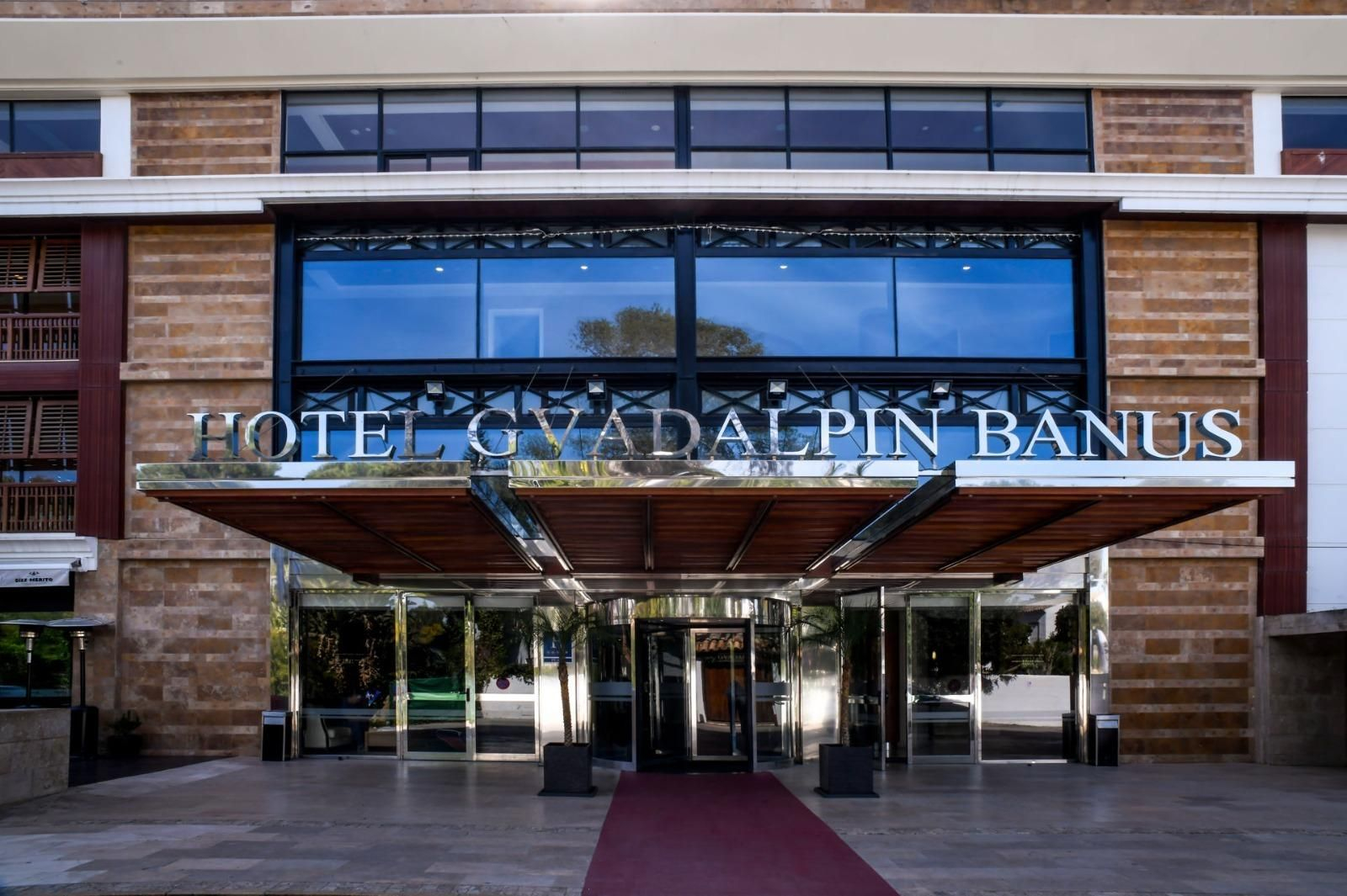 La fachada principal del hotel Guadalpín Banús.