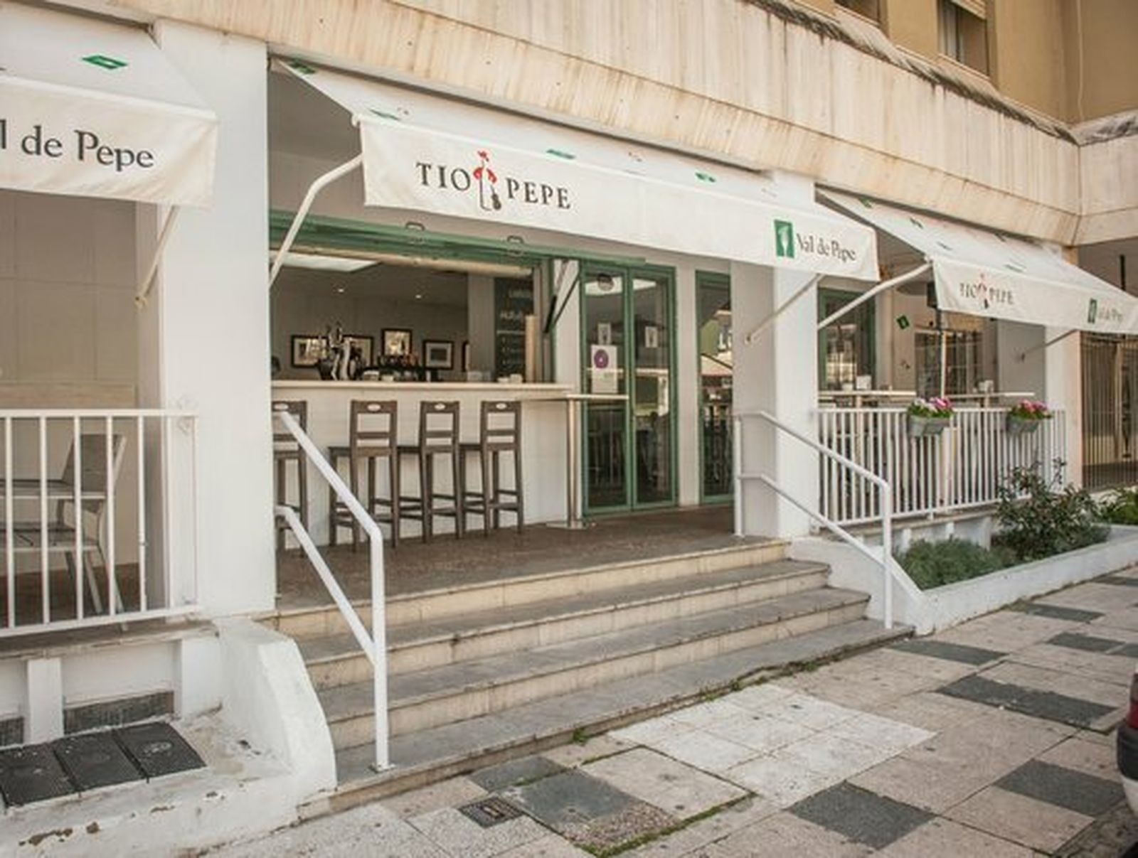 Val de Pepe. Calle Paraíso 3. Está triunfando en ese núcleo en torno a lo que se conoce como Jerez 74 con una cocina innovadora, exquisita y a buen precio. Cuida mucho los vinos. José Antonio Romero Valdespino lo abrió tras su exitoso restaurante 'La Mesa Redonda' y volvió a dar en el clavo.