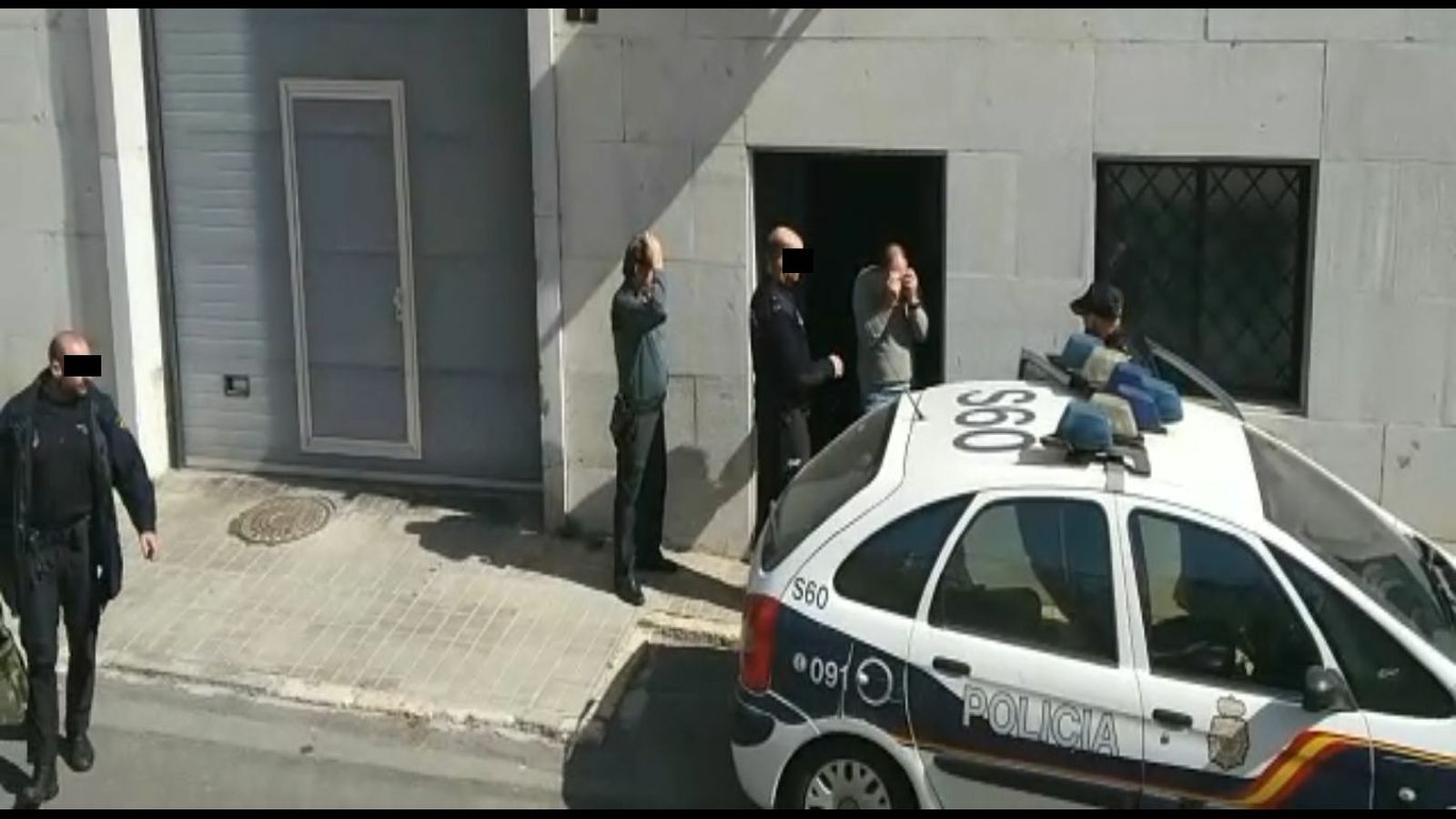 El procesado sale de la Audiencia Provincial de Almería.