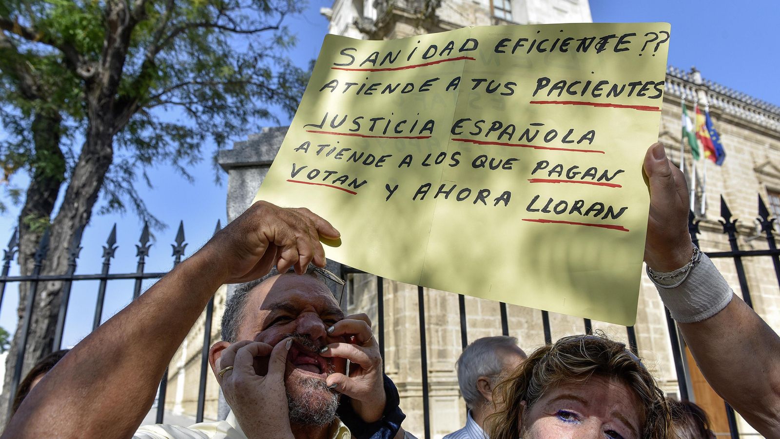 Afectados ante el Parlamento.