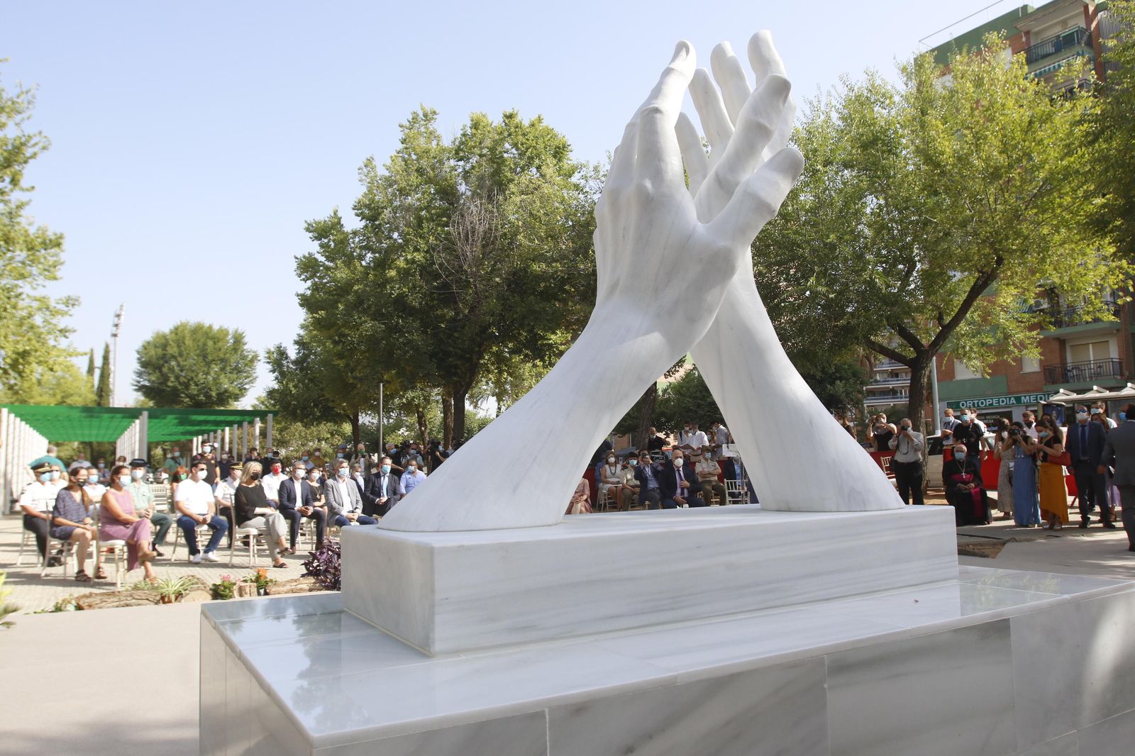 La escultura en honor a los sanitarios en Córdoba, en fotos