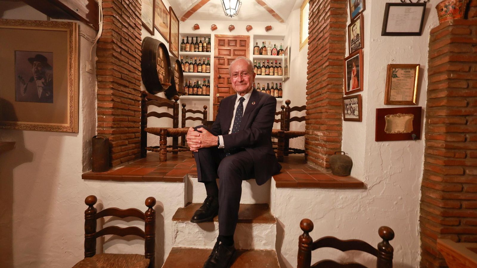 De la Torre posa en el interior de la bodeguilla de la Peña El Palustre, dedicada al flamenco. De la Torre posa en el interior de la bodeguilla de la Peña El Palustre, dedicada al flamenco.