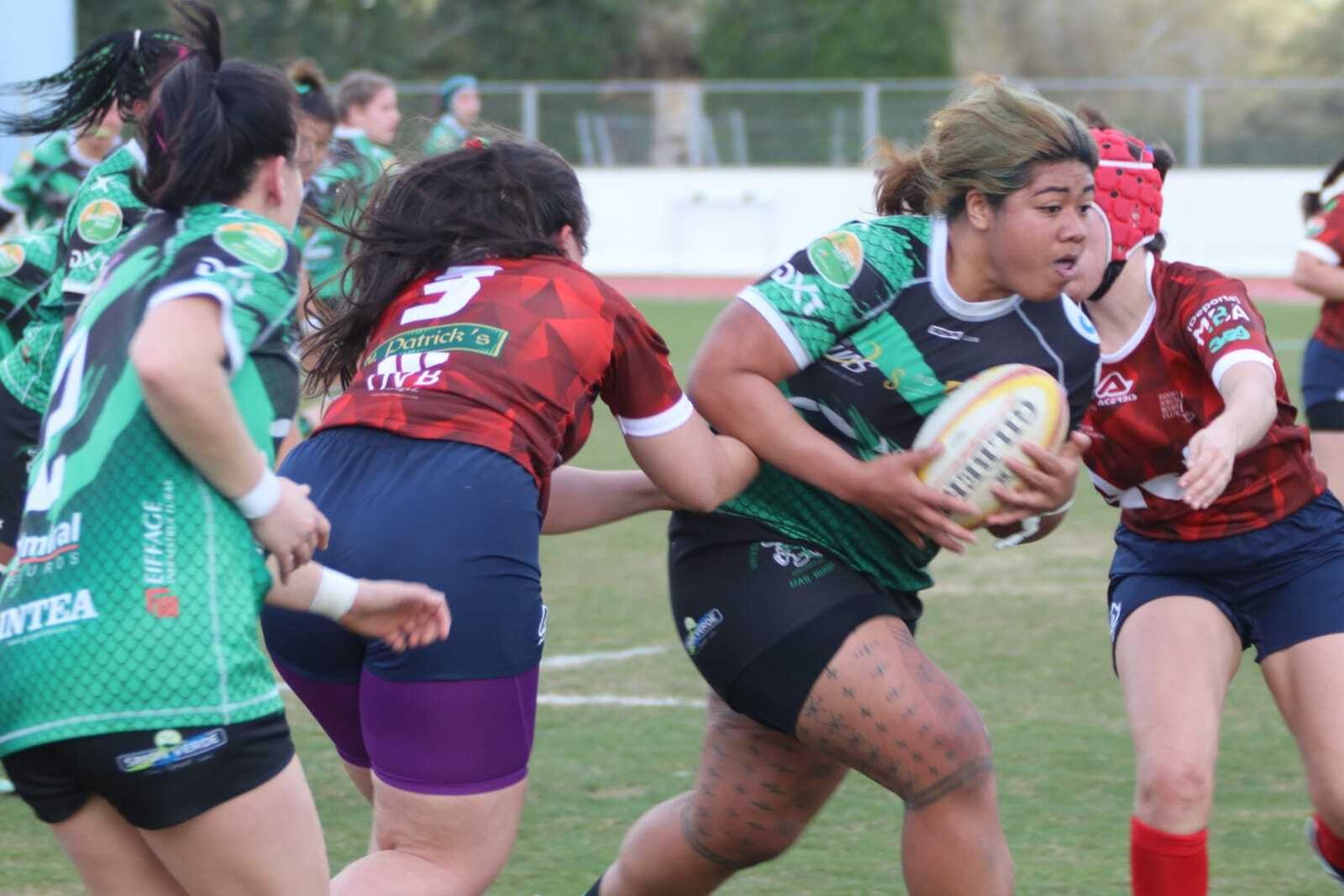 Ana Mamea avanza con el oval sin que pueda detenerla ninguna rival.