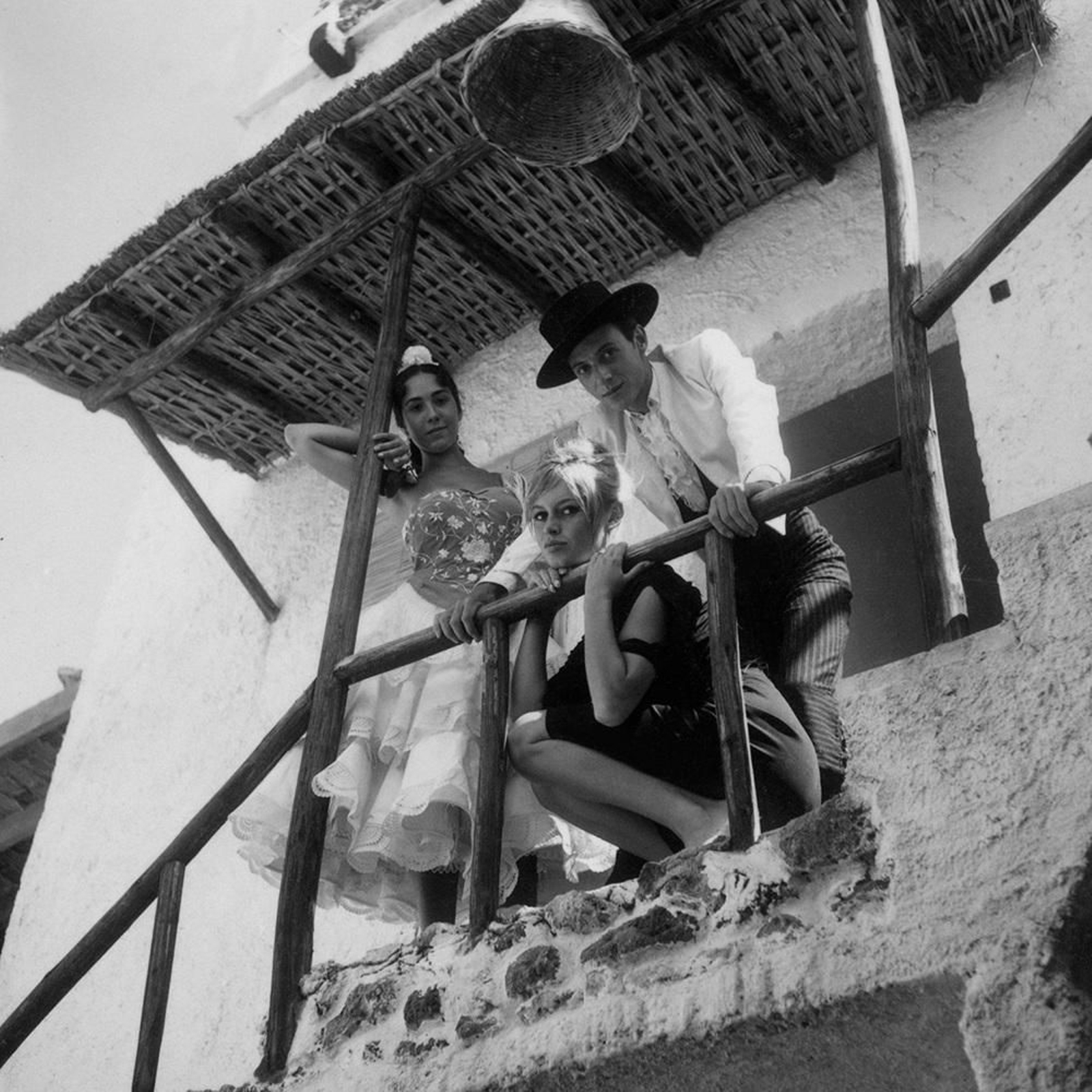 Brigitte Bardot, con dos bailaores de flamenco, en el Hotel Playa Montemar, durante el rodaje del 'Los joyeros del claro de luna' en 1957.