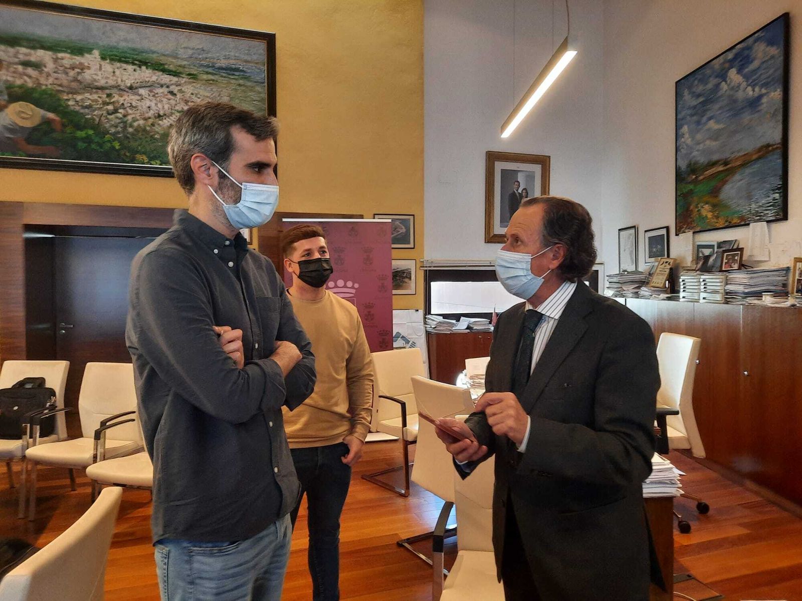 Un momento del reciente encuentro mantenido por el joven emprendedor chiclanero con los responsables municipales en el Consistorio.