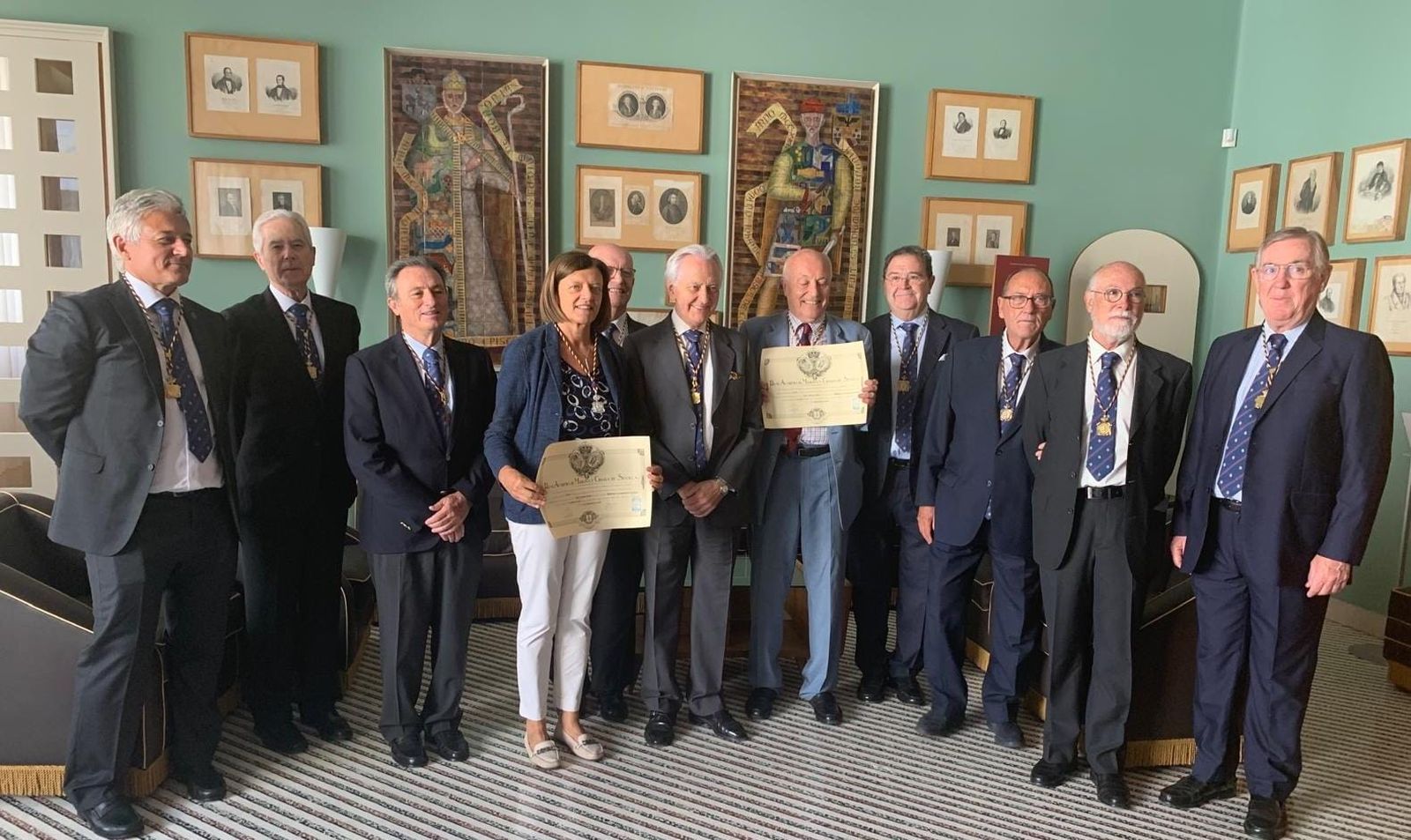 El presidente de la Academia de Medicina de Sevilla, Carlos Infantes, y la presidenta de la Academia Galileiana Giovanna Zaniolo, junto con delegaciones de las dos instituciones