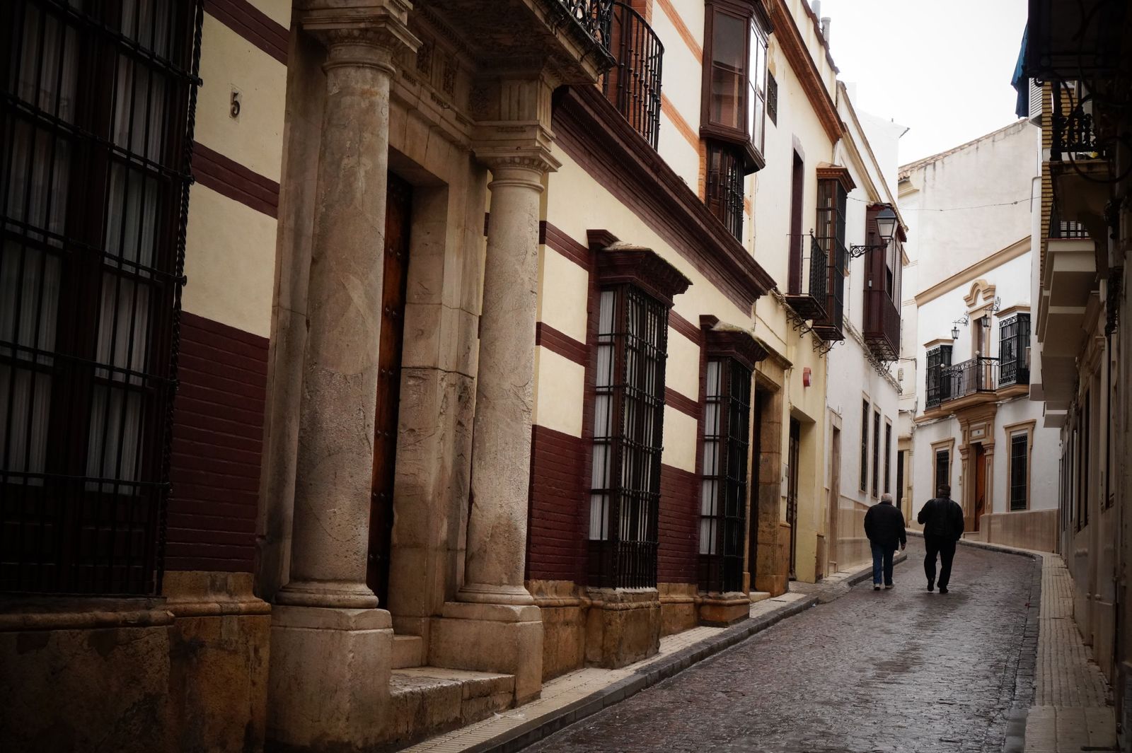 Dos personas caminan por una de las calles de Aguilar de la Frontera.