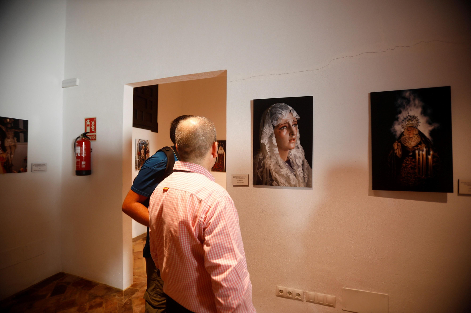 La exposición fotográfica del 50 aniversario de la Virgen de los Desamparados de Córdoba, en imágenes