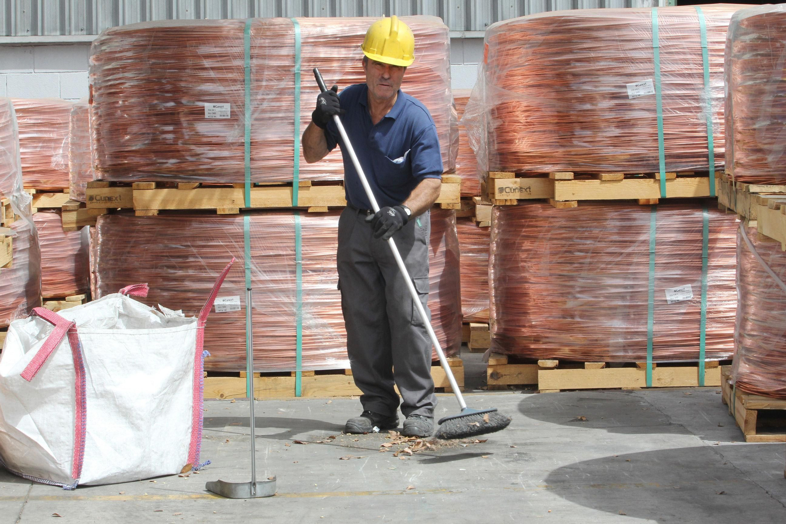 Un operario trabaja en las instalaciones del Grupo Cunext en Córdoba.
