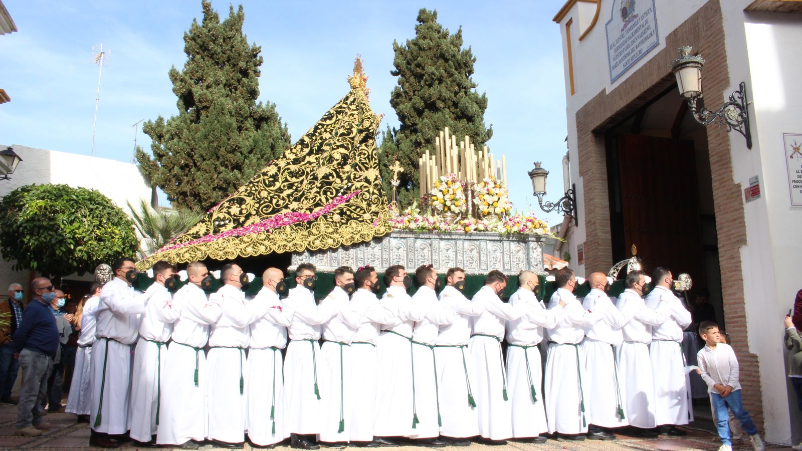 El encuentro de la Virgen de la Paz y la Esperanza con la Capilla del Santo Sepulcro, en Marbella.