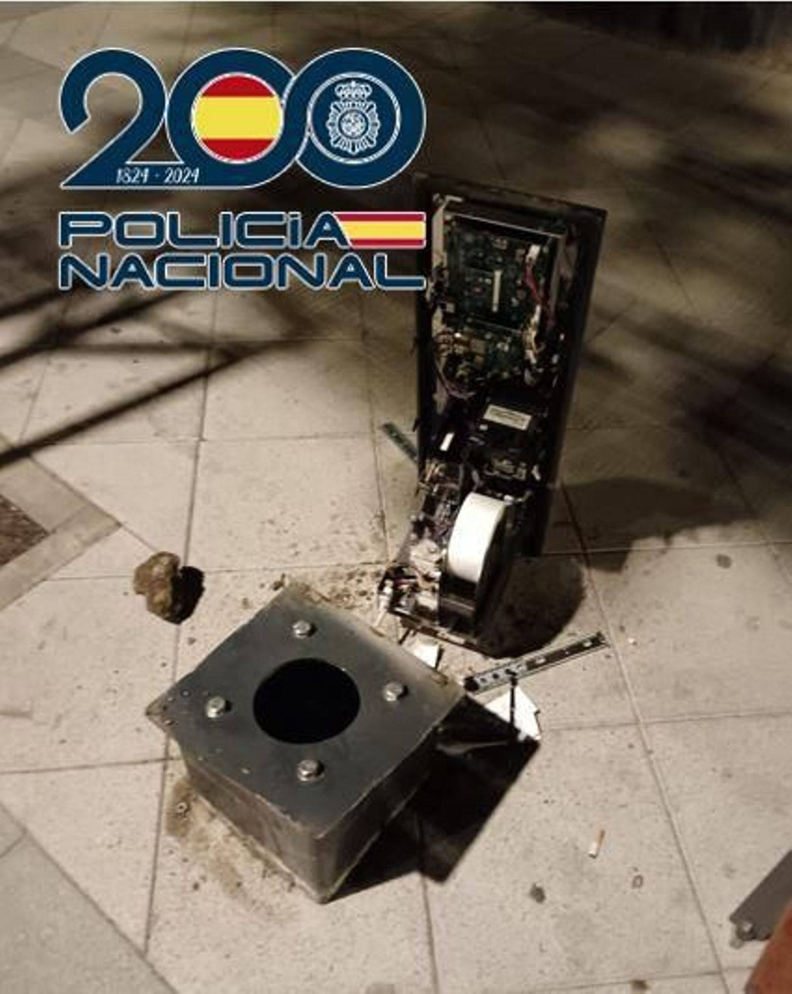 Estado del parquímetro destrozado por el ladrón.