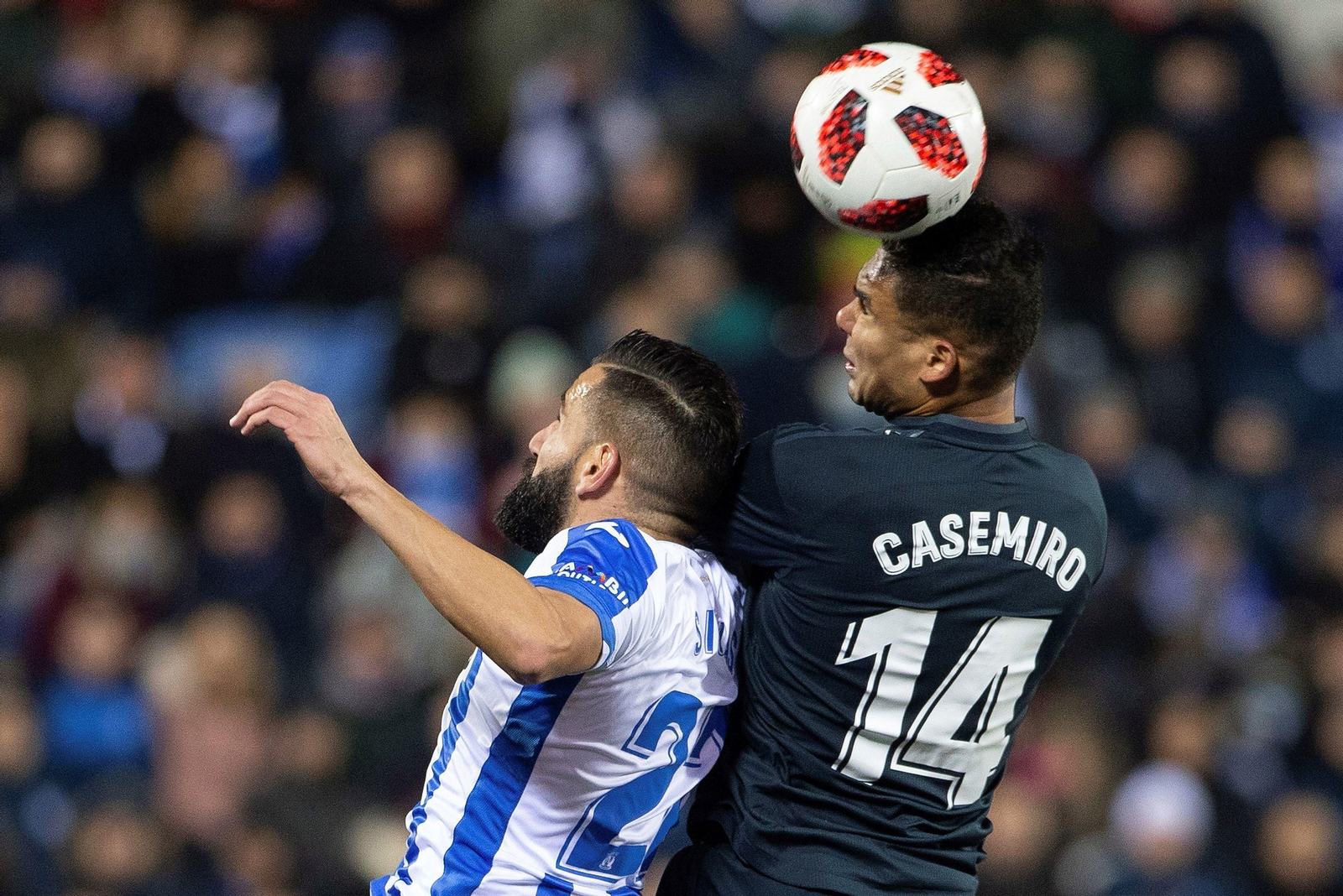 Casemiro disputa un balón a un rival.