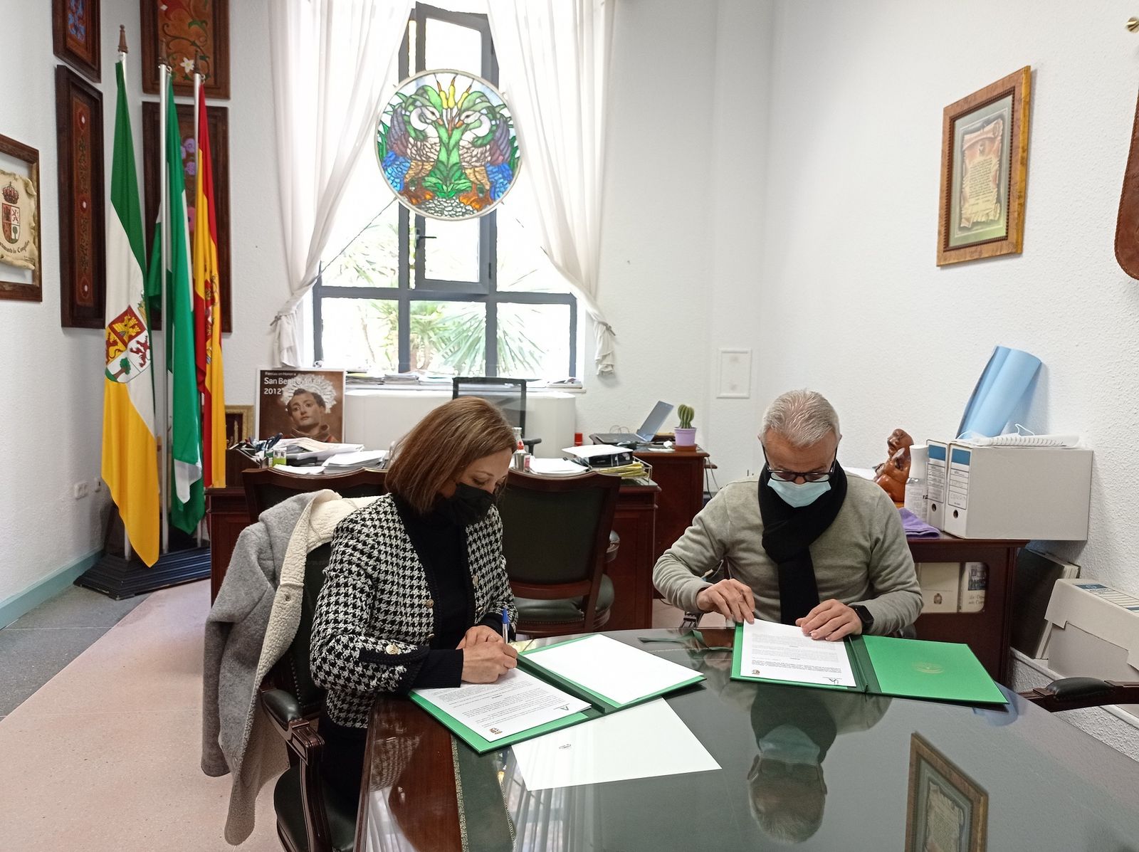 La delegada del Gobierno andaluza y el alcalde de Campillos durante la firma del acuerdo.