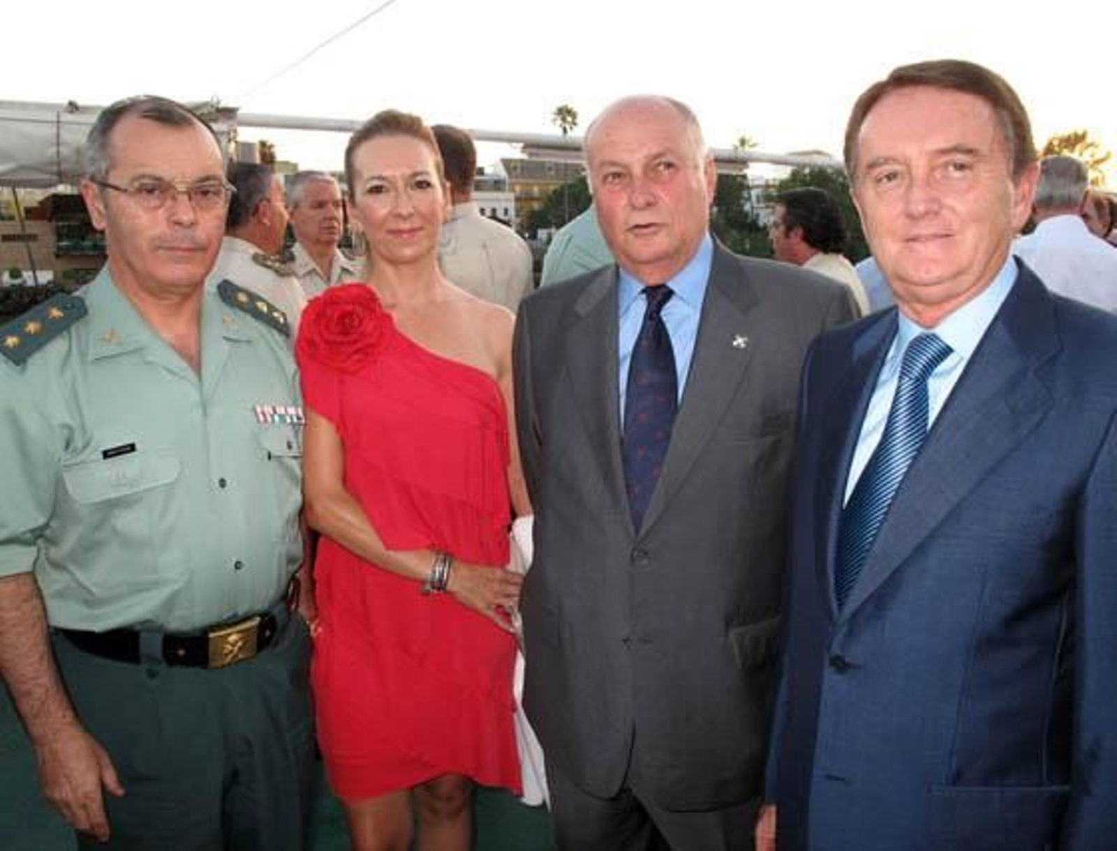 Juan Roldán, jefe de la Comandancia de la Guardia Civil de Sevilla; Mariló Galán, Antonio Rodríguez de la Borbolla, presidente del Real Círculo de Labradores, y Antonio Reinoso, representante del Consejo General del Poder Judicial en Sevilla.


Foto: Victoria Ramírez