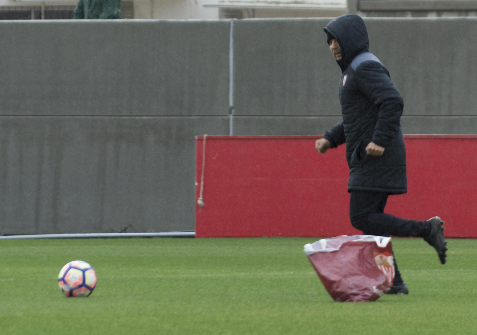 Sampaoli se ejercita durante un receso del entrenamiento.