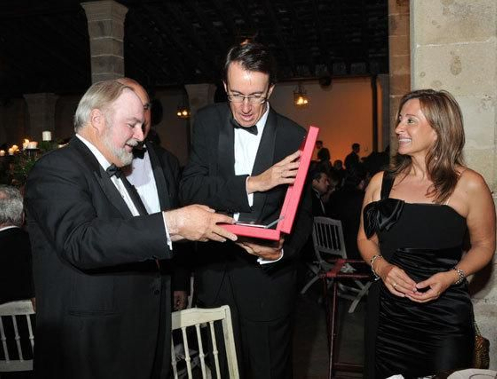 Carlos Pellas, presidente de ‘Flor de Caña’, el ron que distribuye González Byass, entrega una placa conmemorativa a Mauricio González-Gordon en presencia de la alcaldesa de Jerez.  Foto: Pascual