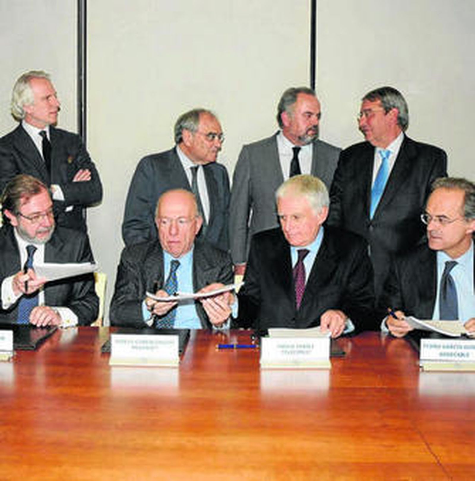 Directivos de Prisa y Mediaset en la firma de la operación de Cuatro y Digital +, en diciembre del pasado año.