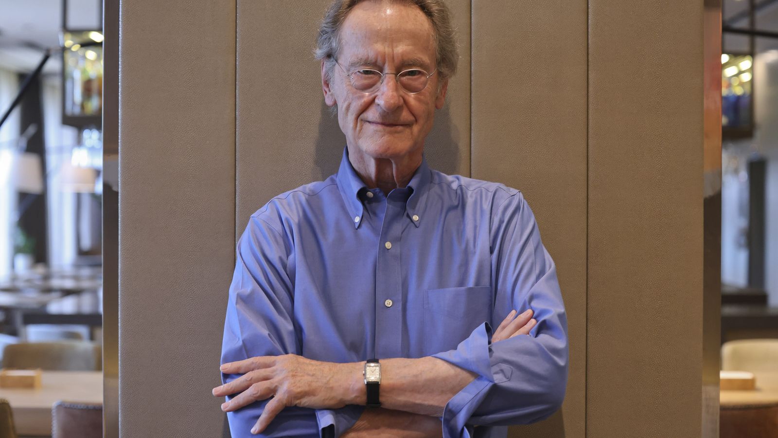 El escritor alemán posa en un hotel de Málaga.