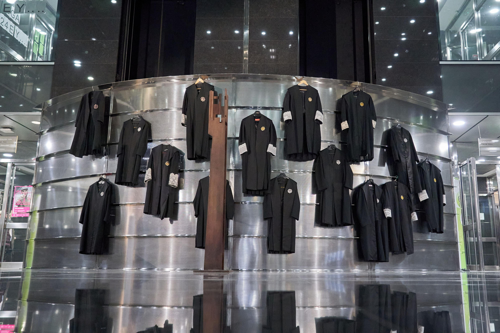 Togas colgadas de los letrados de la Administración de Justicia. Togas colgadas de los letrados de la Administración de Justicia.