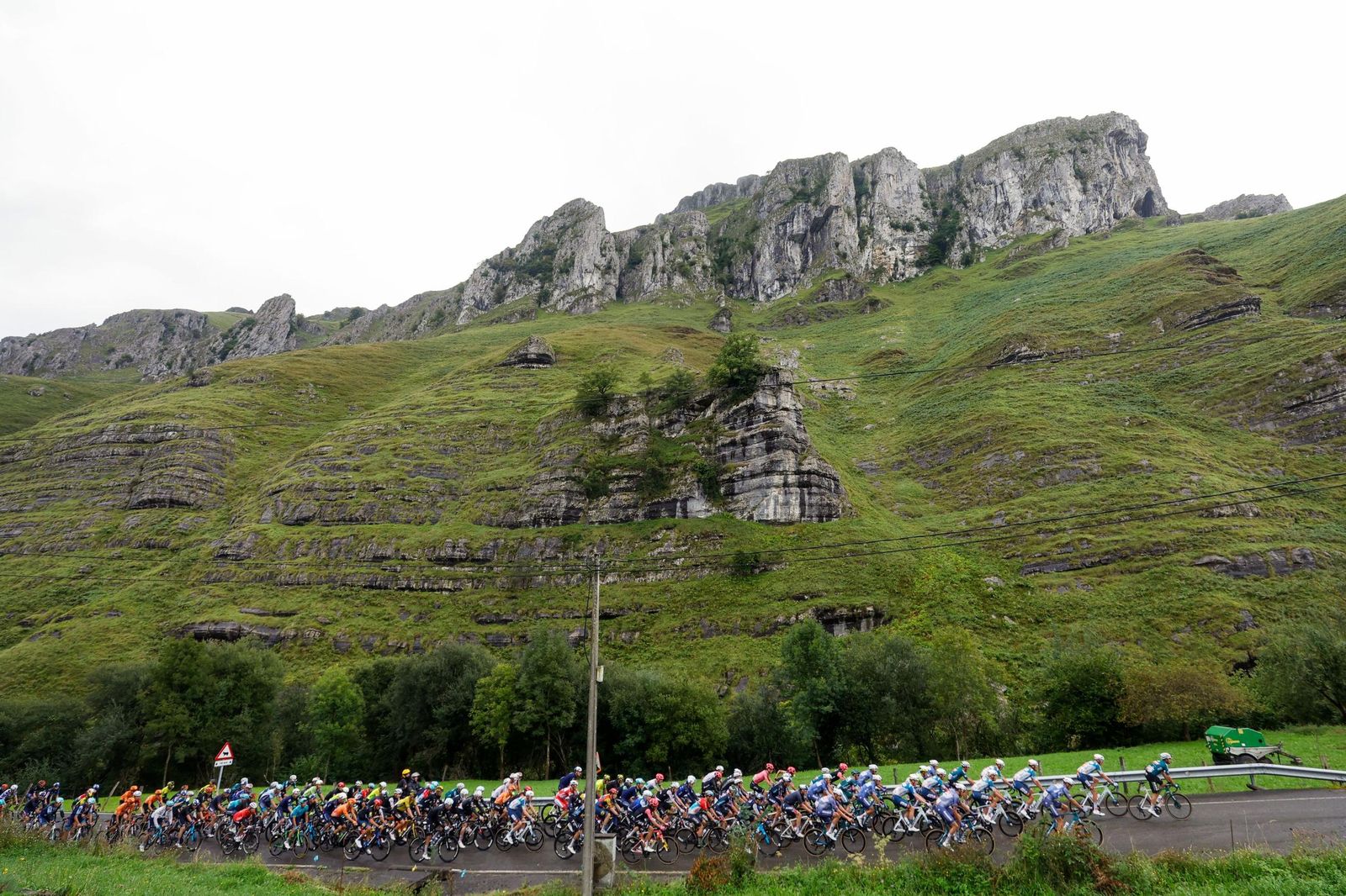 El pelotón ciclista durante la 17ª etapa de La Vuelta a España este miércoles.