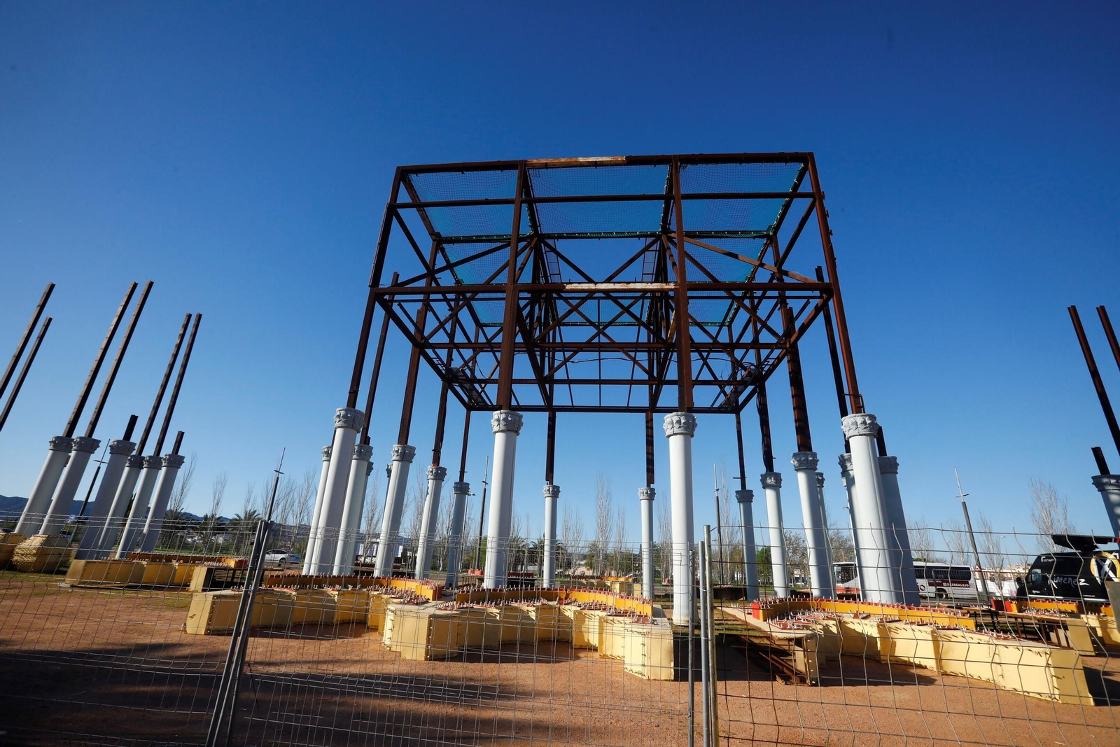 Cuenta atrás para la Feria de Córdoba 2025: las imágenes de la instalación de la portada